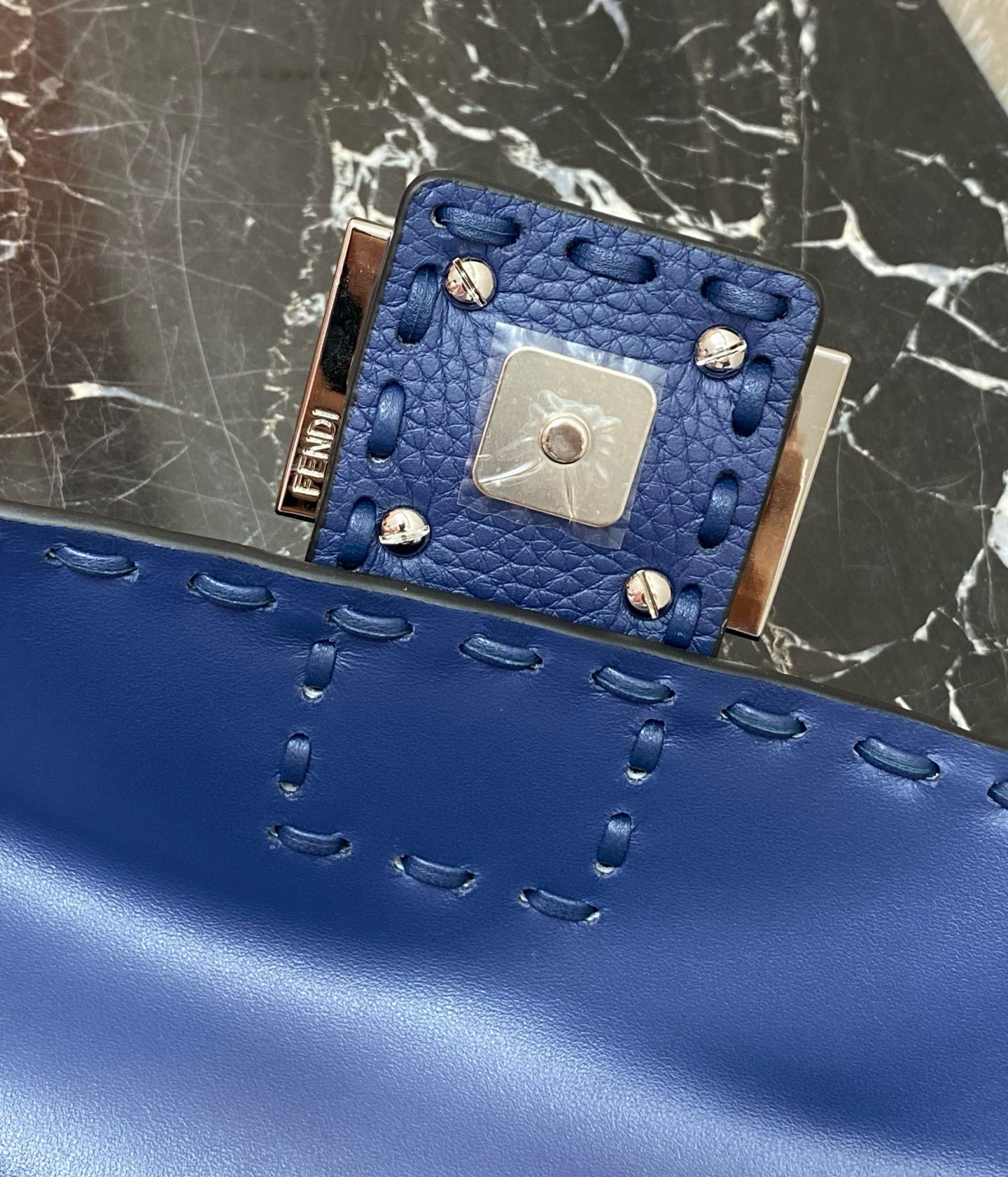 FENDI 펜디 Iconic Baguette 화이트 스티치 미니 숄더백 16