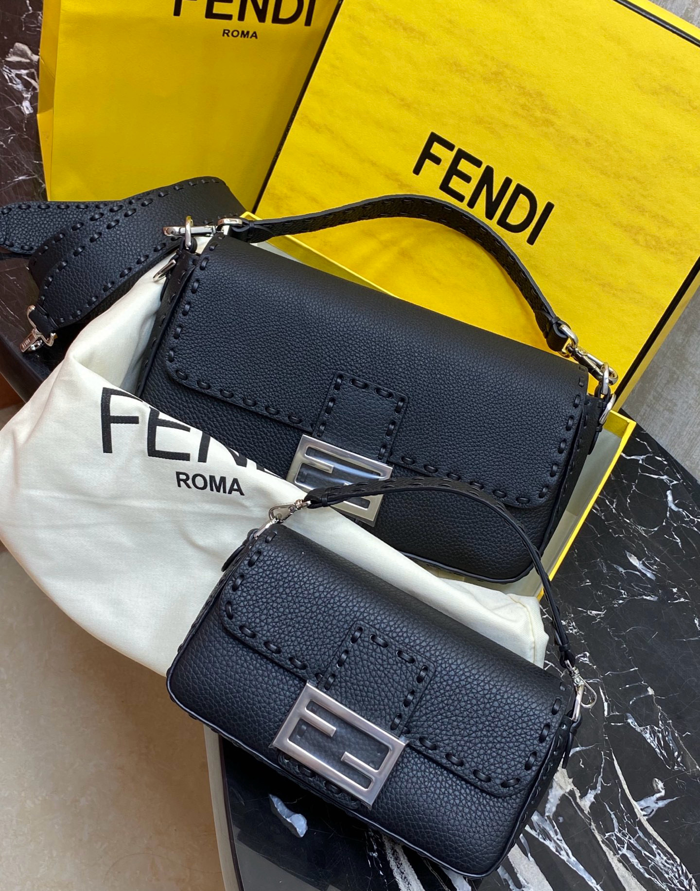FENDI 펜디 Iconic 바게트 블랙 송아지가죽 미니 숄더백 1