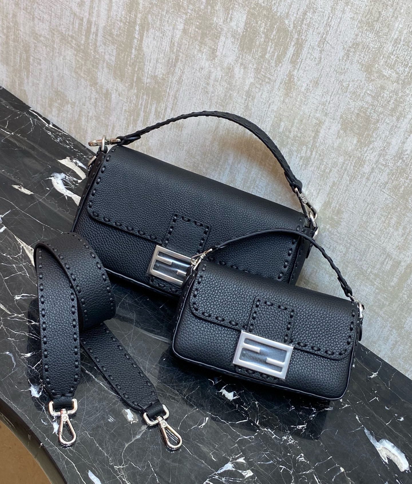 FENDI 펜디 Iconic 바게트 블랙 송아지가죽 미니 숄더백 2
