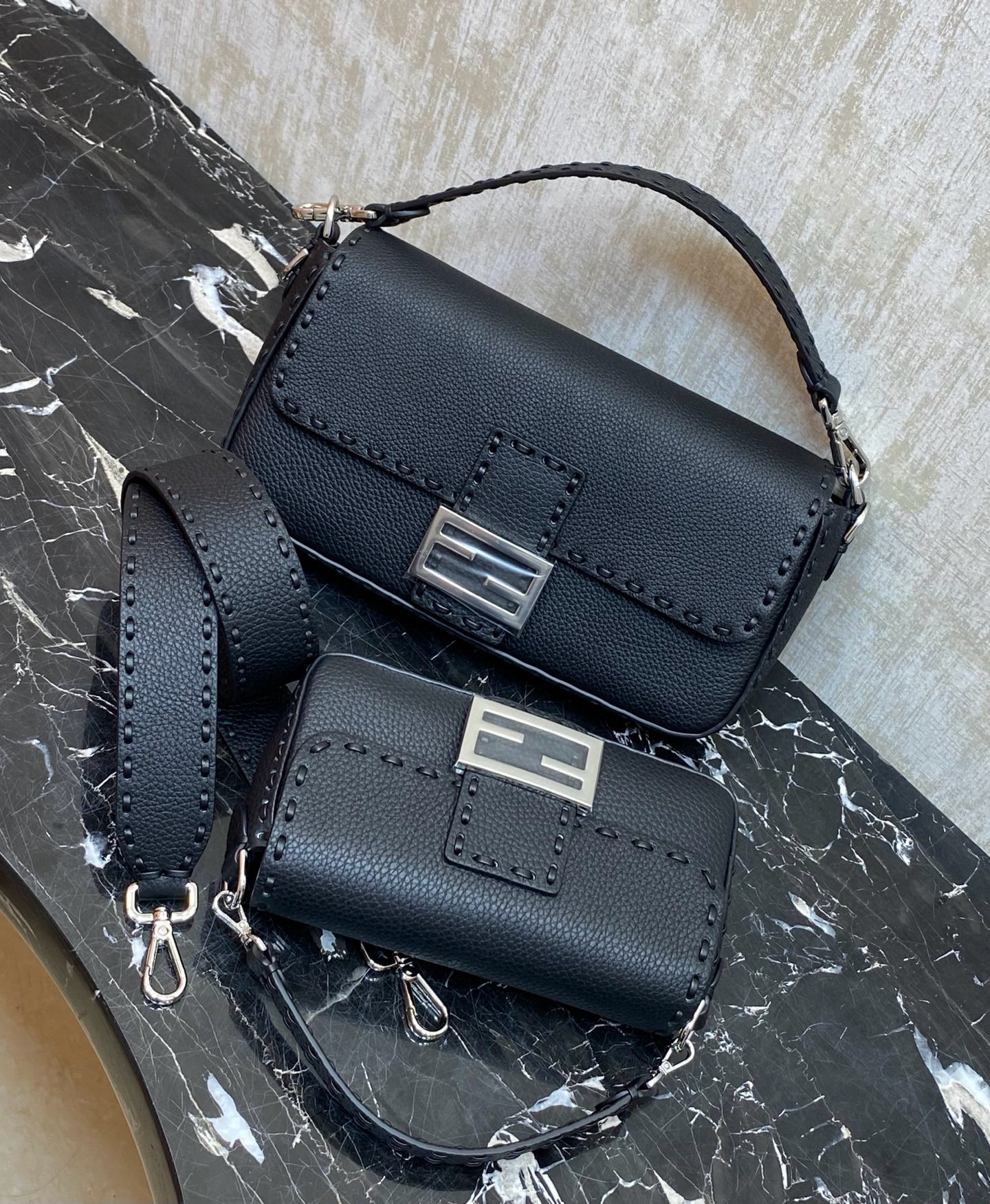 FENDI 펜디 Iconic 바게트 블랙 송아지가죽 미니 숄더백 3