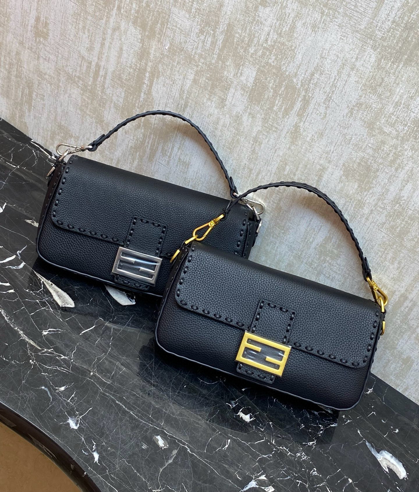 FENDI 펜디 Iconic 바게트 블랙 송아지가죽 미니 숄더백 4