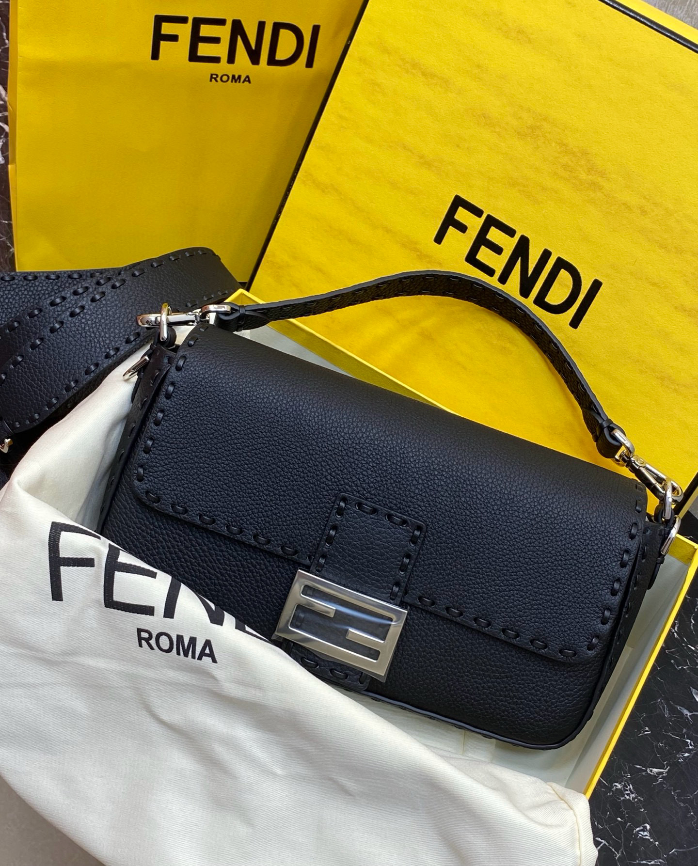 FENDI 펜디 Iconic 바게트 블랙 송아지가죽 미니 숄더백 6