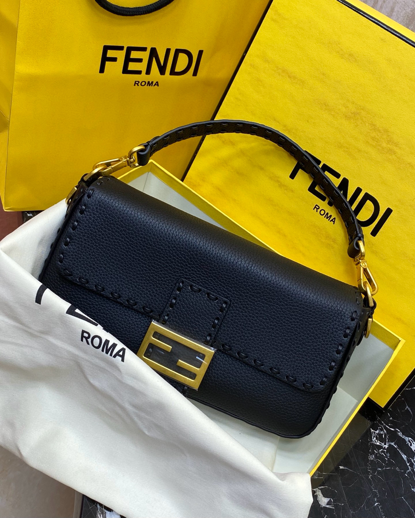 FENDI 펜디 Iconic 바게트 블랙 송아지가죽 미니 숄더백 7