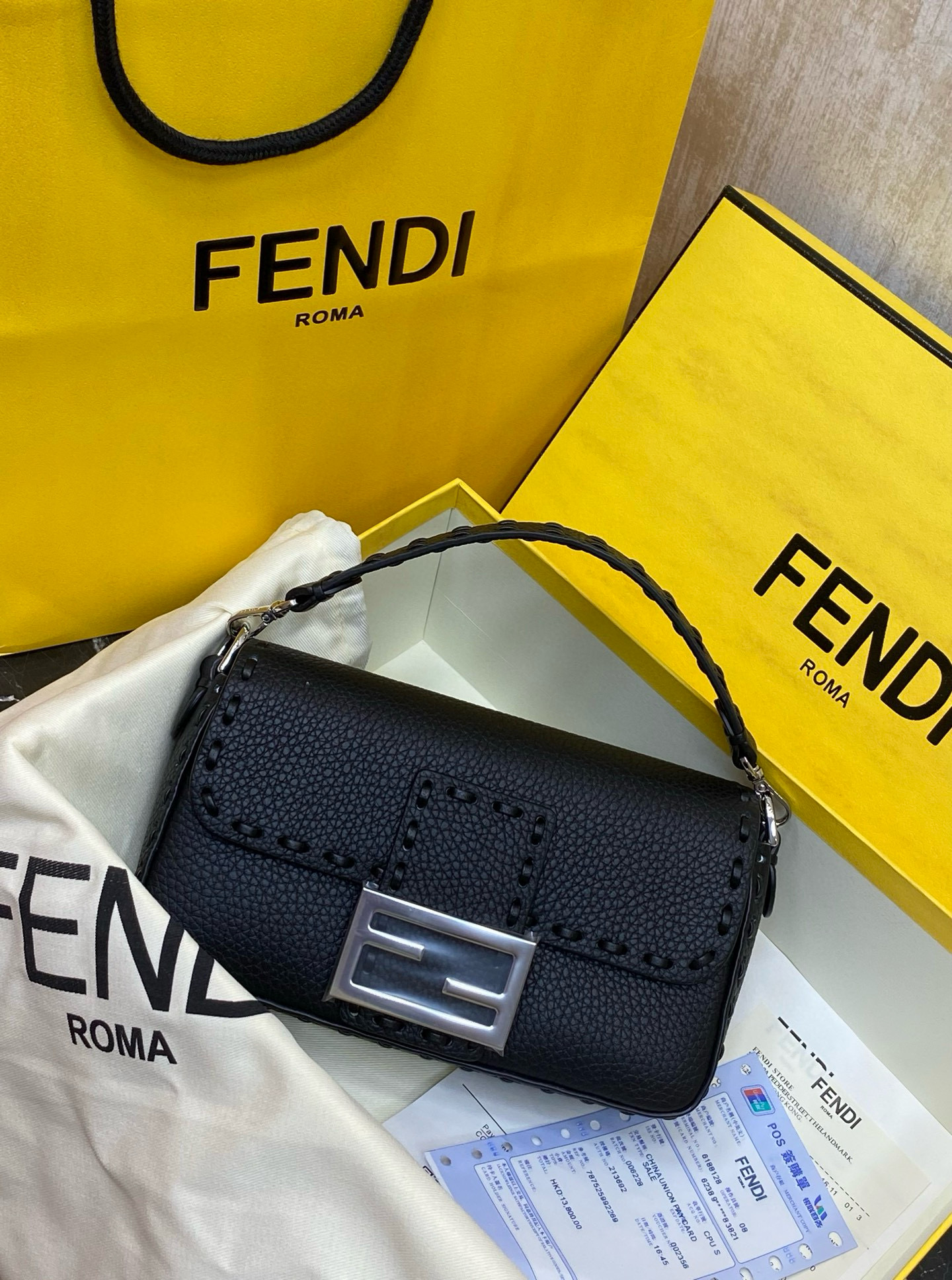 FENDI 펜디 Iconic 바게트 블랙 송아지가죽 숄더백 1