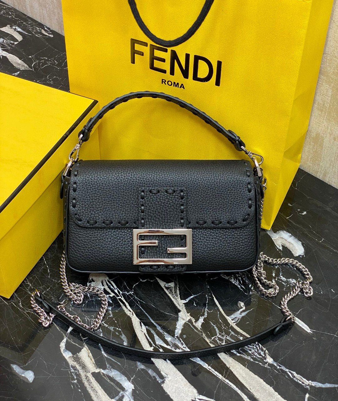 FENDI 펜디 Iconic 바게트 블랙 송아지가죽 숄더백 2