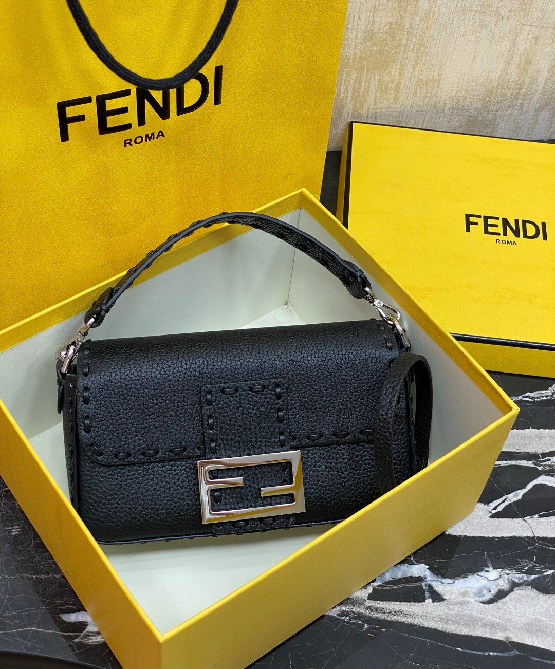 FENDI 펜디 Iconic 바게트 블랙 송아지가죽 숄더백 3