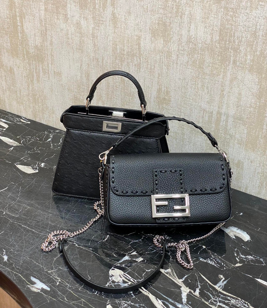FENDI 펜디 Iconic 바게트 블랙 송아지가죽 숄더백 4