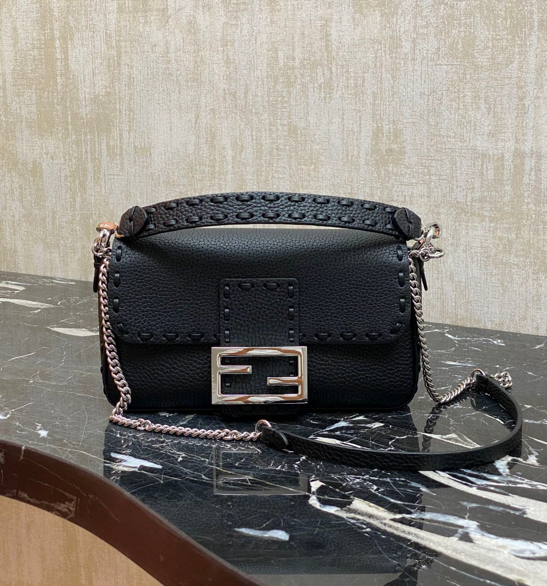 FENDI 펜디 Iconic 바게트 블랙 송아지가죽 숄더백 6