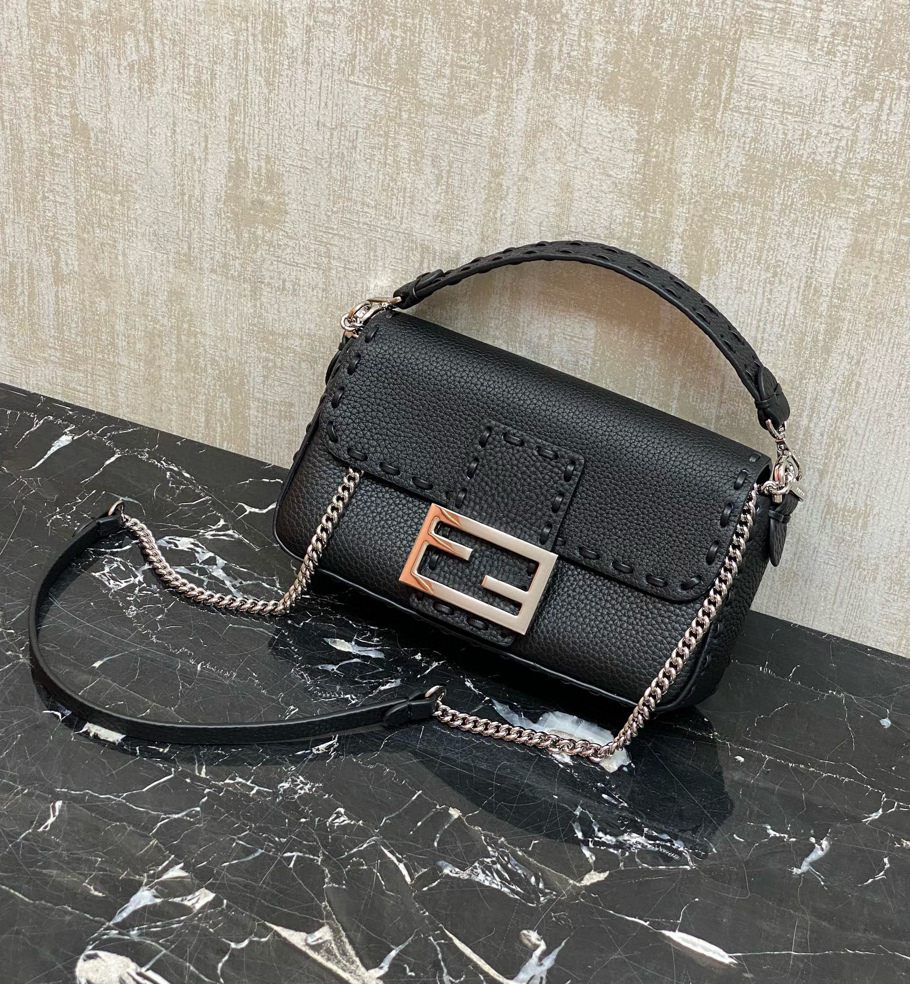 FENDI 펜디 Iconic 바게트 블랙 송아지가죽 숄더백 7
