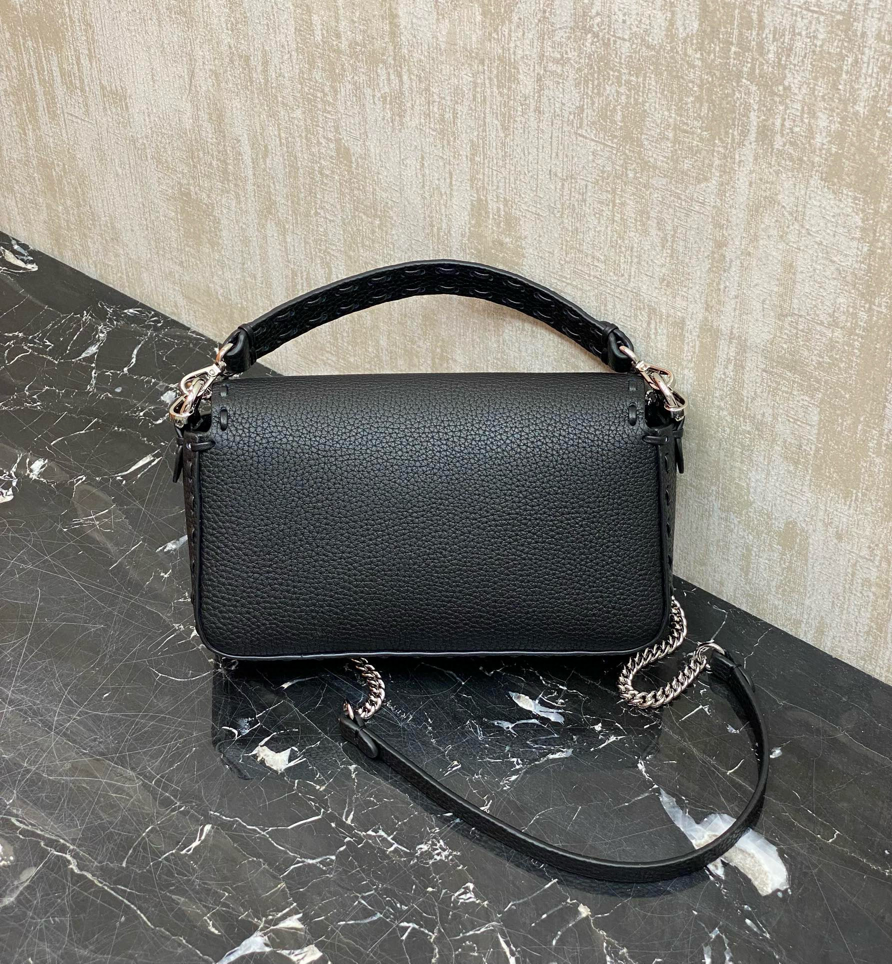 FENDI 펜디 Iconic 바게트 블랙 송아지가죽 숄더백 8