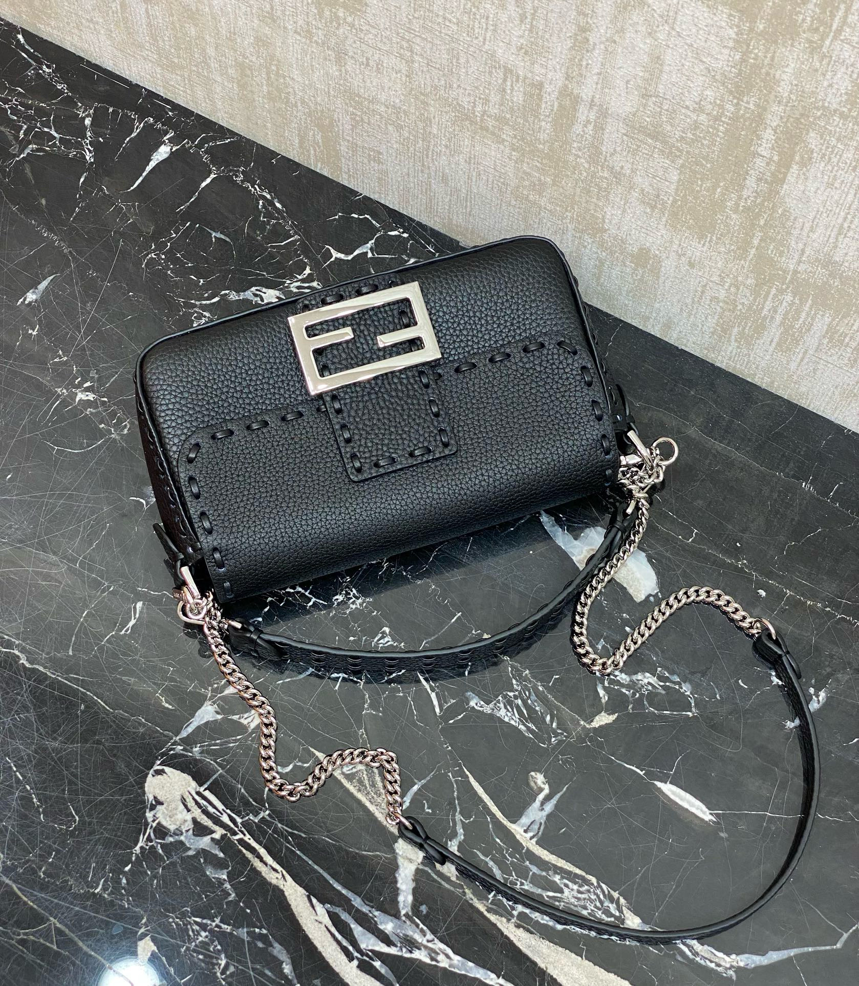 FENDI 펜디 Iconic 바게트 블랙 송아지가죽 숄더백 9