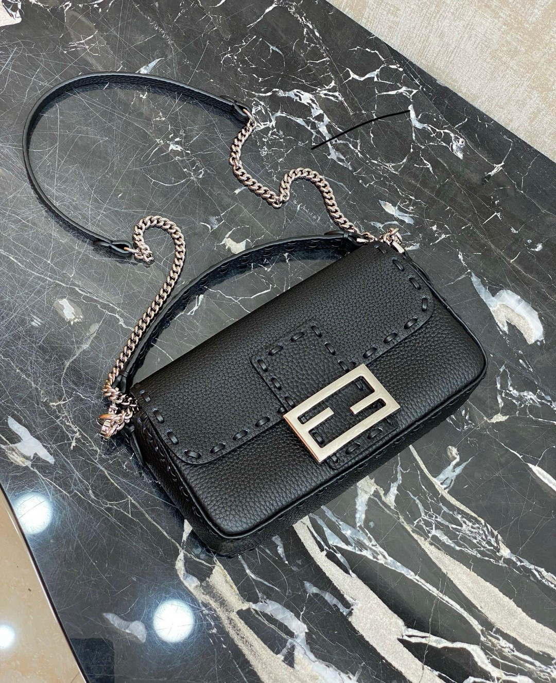 FENDI 펜디 Iconic 바게트 블랙 송아지가죽 숄더백 10