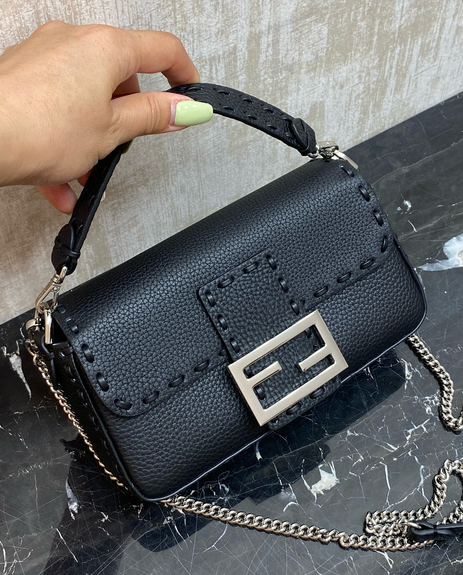 FENDI 펜디 Iconic 바게트 블랙 송아지가죽 숄더백 11
