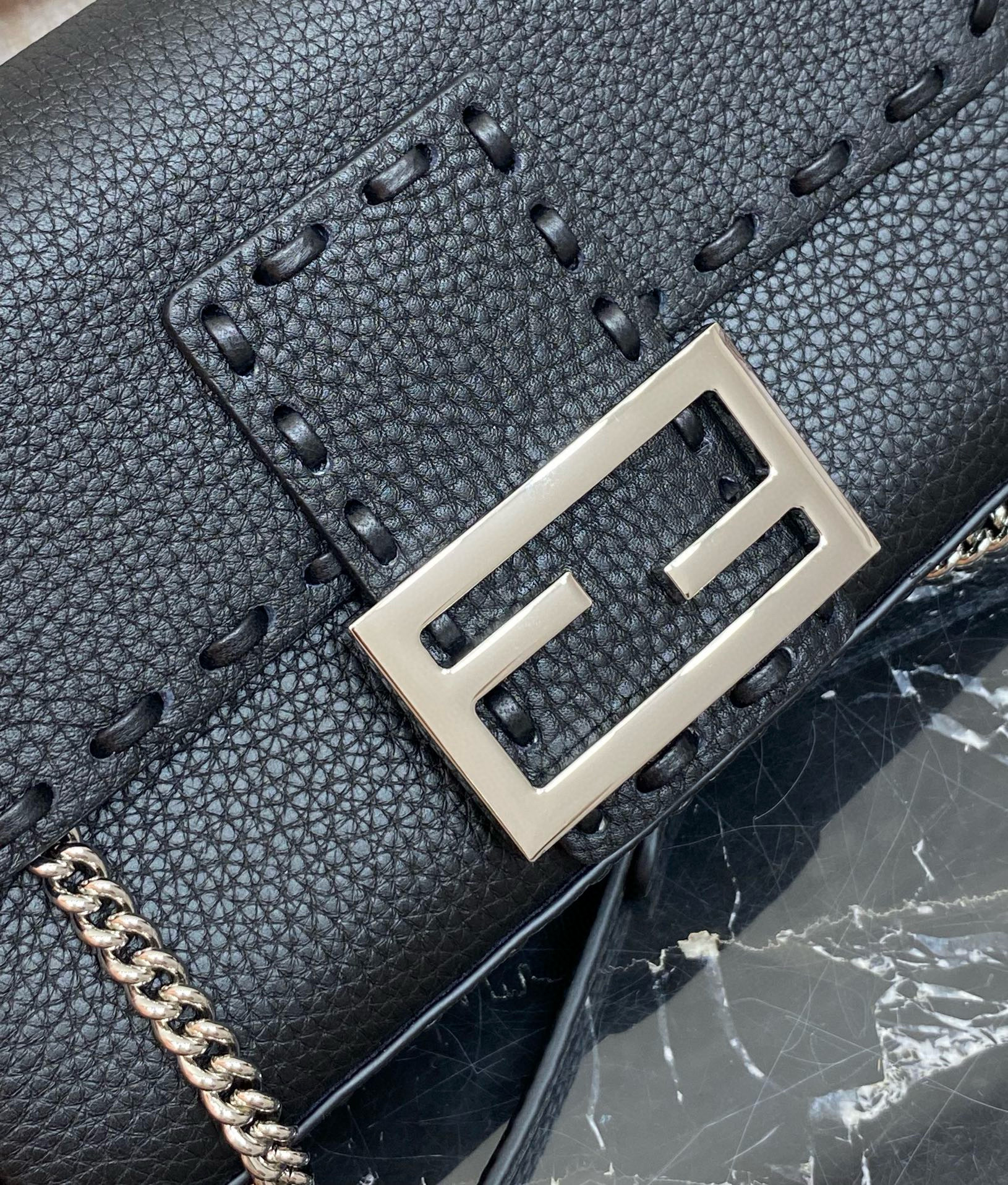 FENDI 펜디 Iconic 바게트 블랙 송아지가죽 숄더백 12