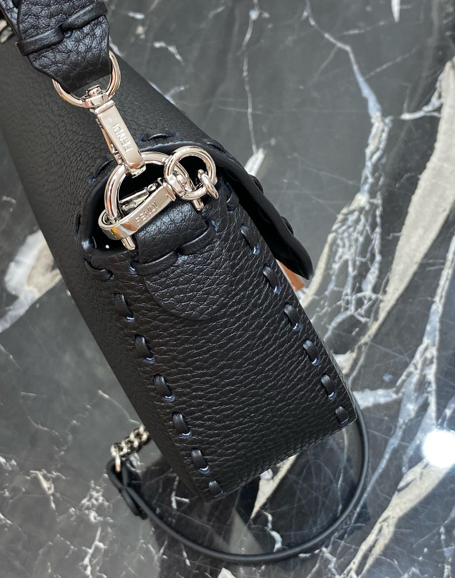 FENDI 펜디 Iconic 바게트 블랙 송아지가죽 숄더백 13