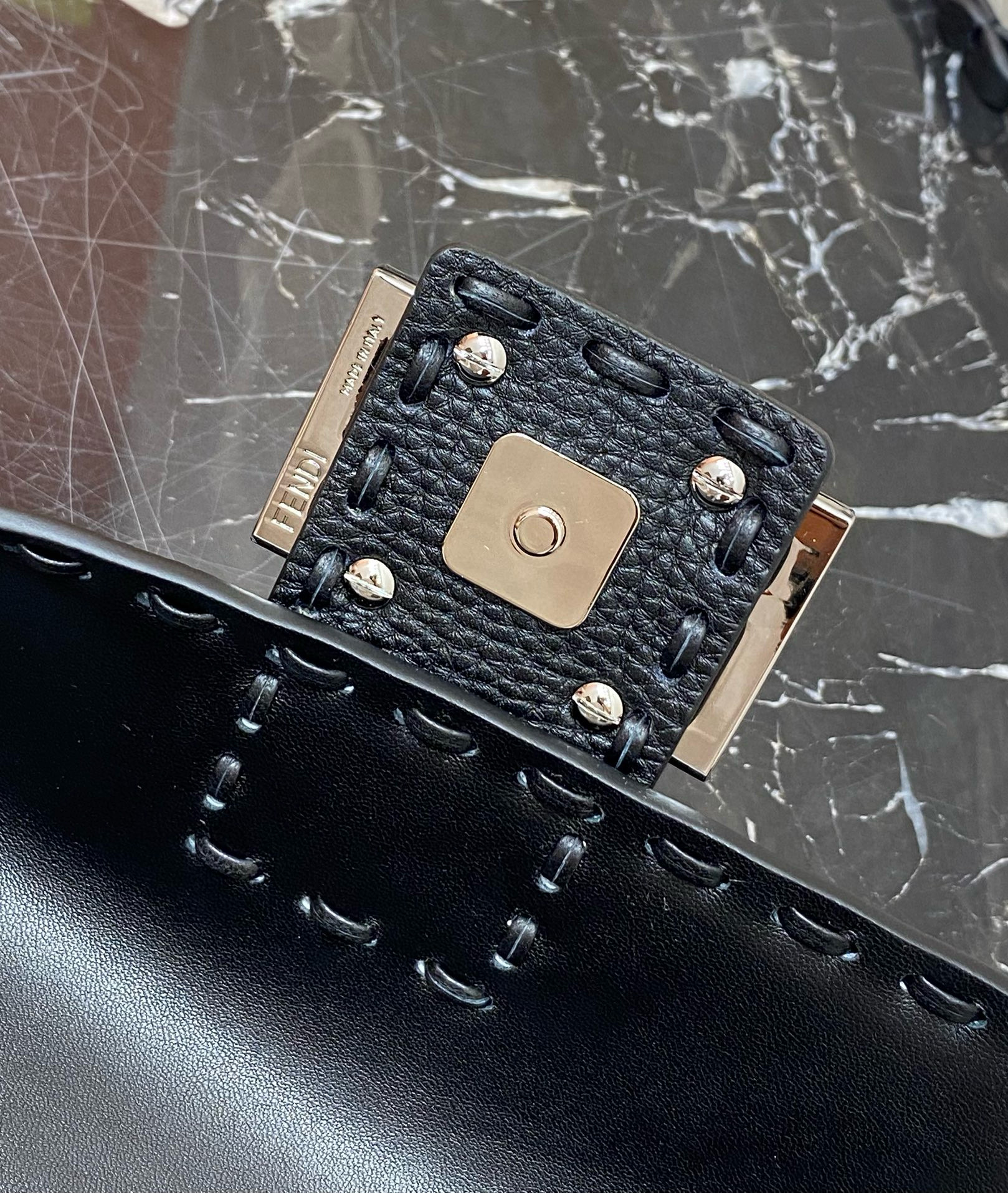 FENDI 펜디 Iconic 바게트 블랙 송아지가죽 숄더백 14