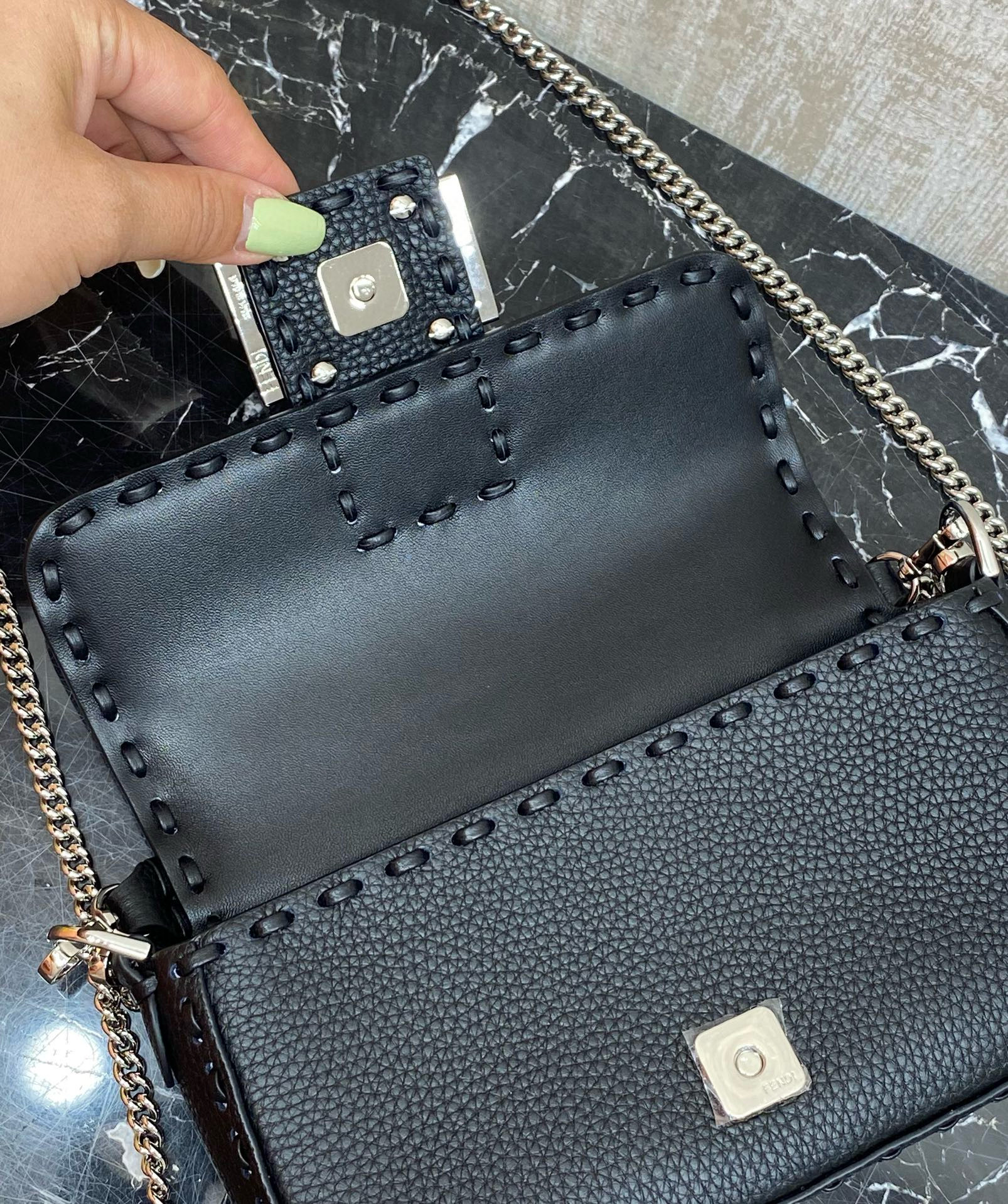 FENDI 펜디 Iconic 바게트 블랙 송아지가죽 숄더백 15