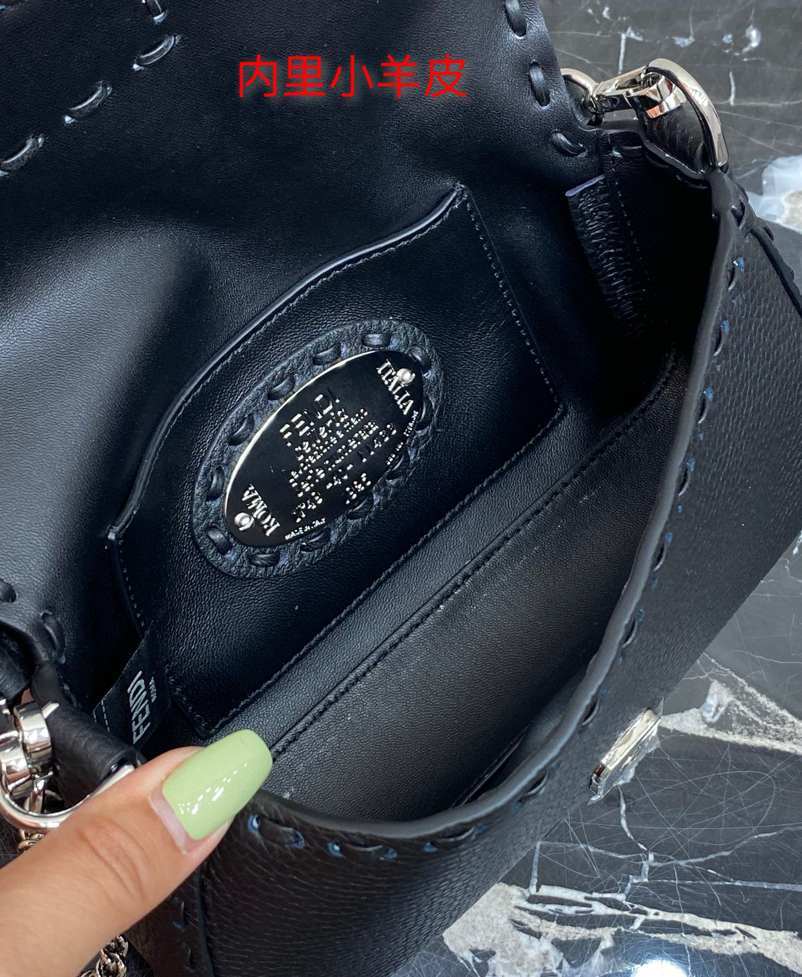 FENDI 펜디 Iconic 바게트 블랙 송아지가죽 숄더백 16