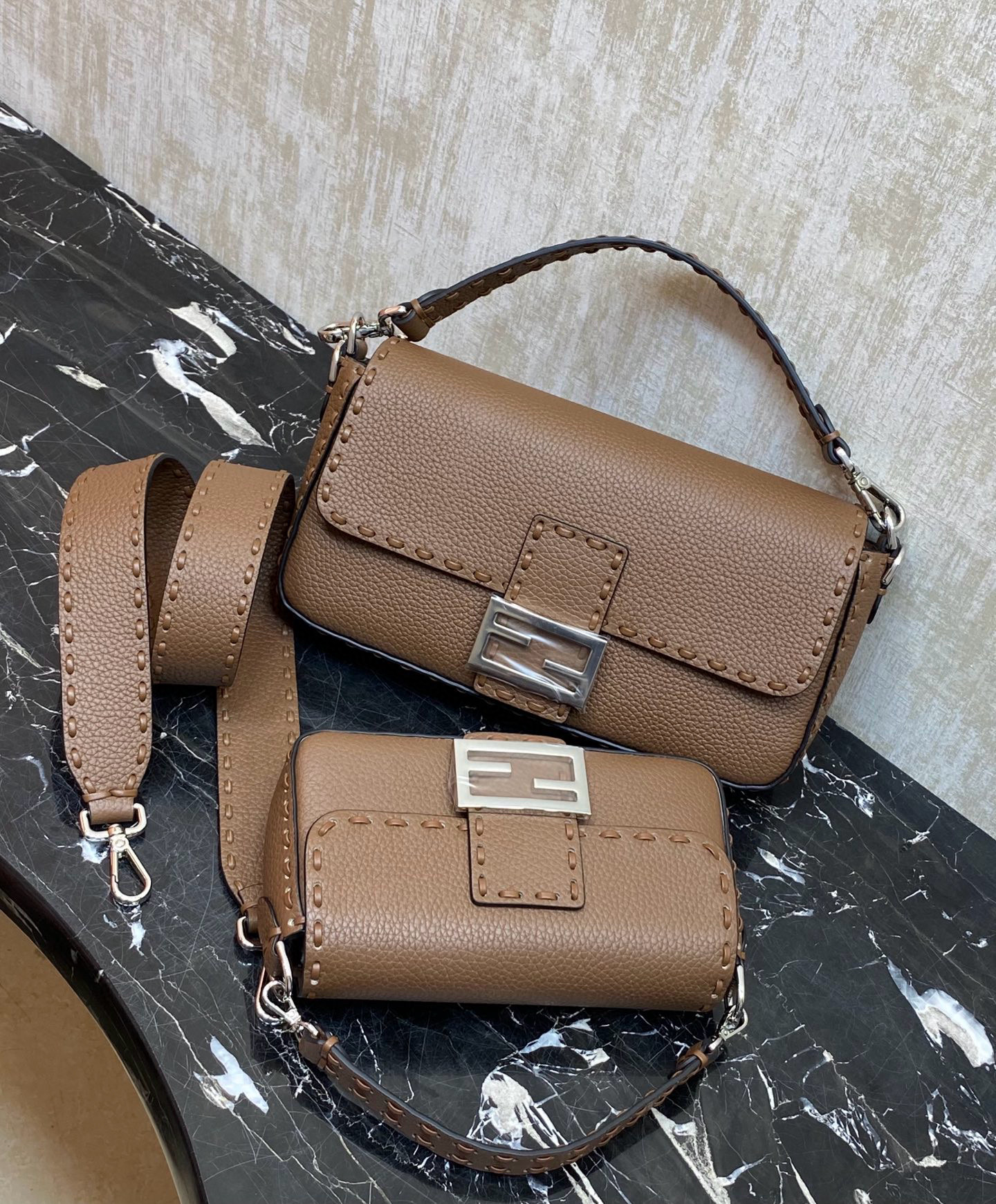 FENDI 펜디 Iconic 바게트 브라운 스티치 송아지가죽 숄더백 2