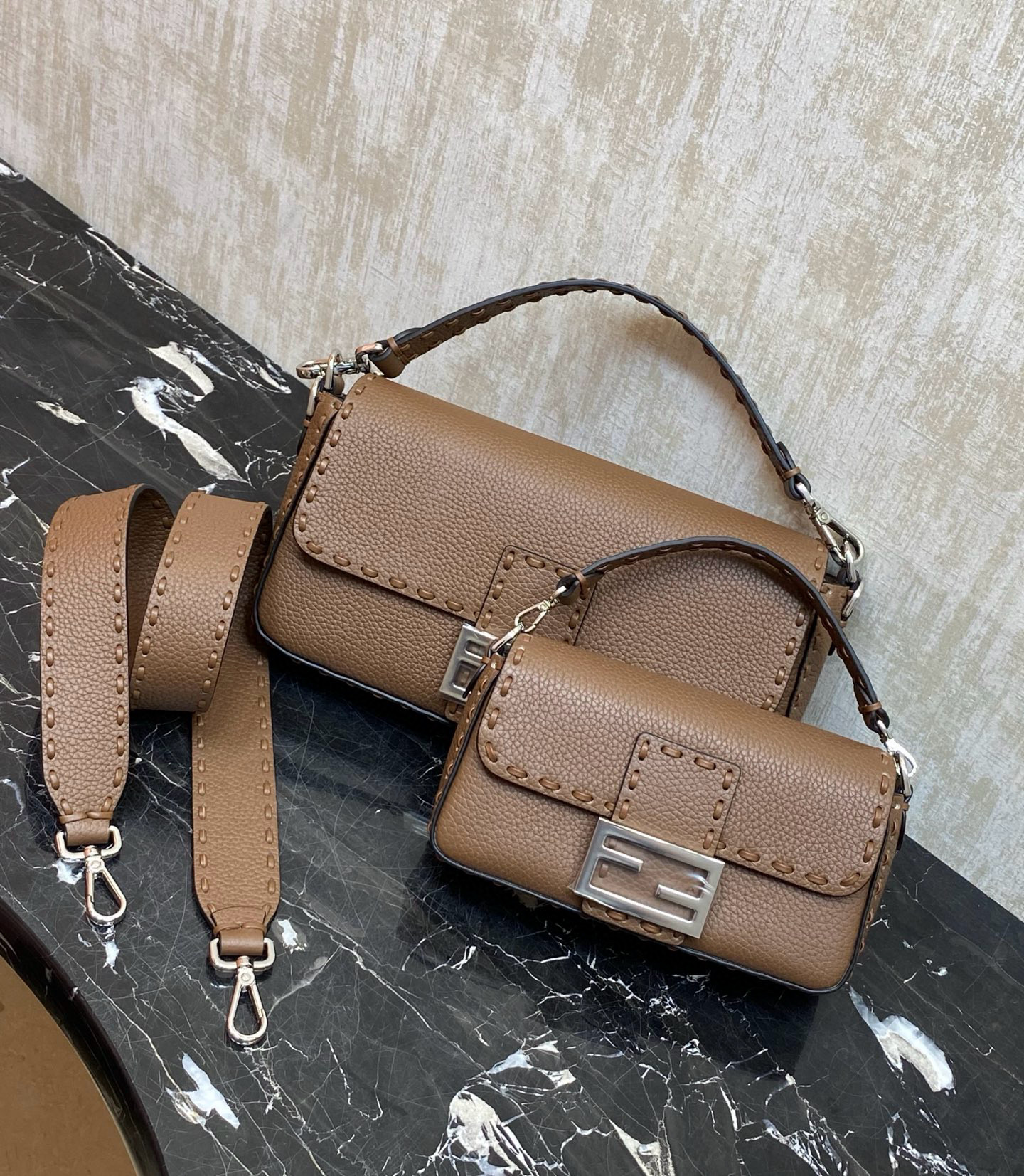 FENDI 펜디 Iconic 바게트 브라운 스티치 송아지가죽 숄더백 3