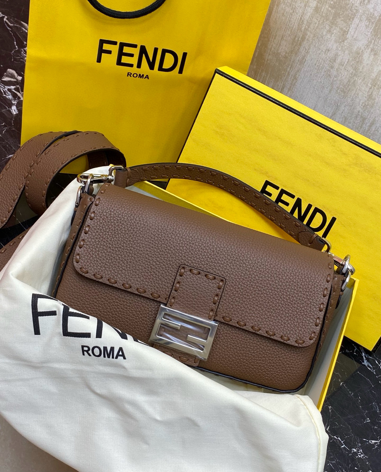 FENDI 펜디 Iconic 바게트 브라운 스티치 송아지가죽 숄더백 5
