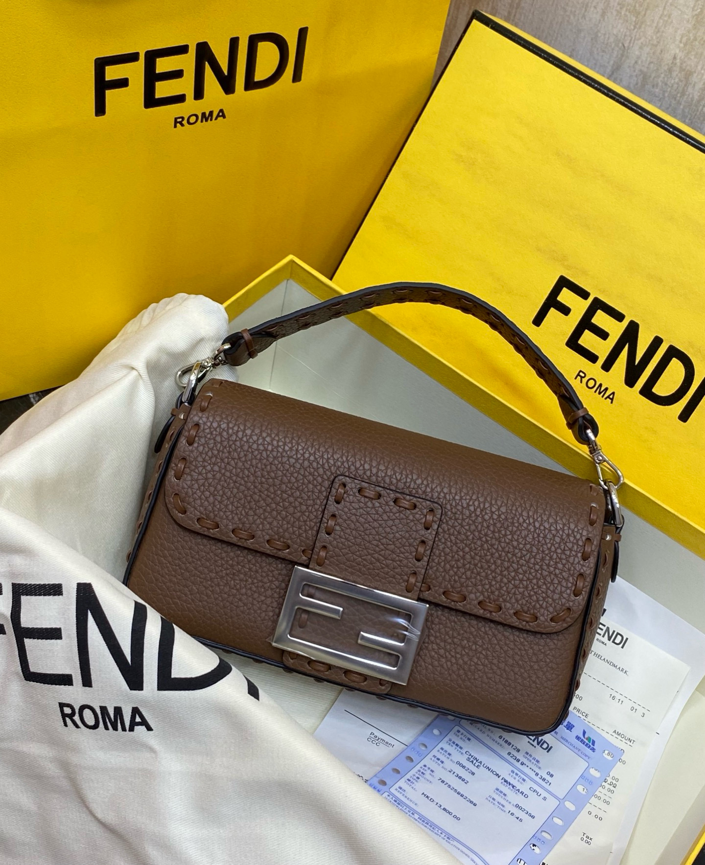 FENDI 펜디 Iconic 바게트 브라운 스티치 송아지가죽 숄더백 6