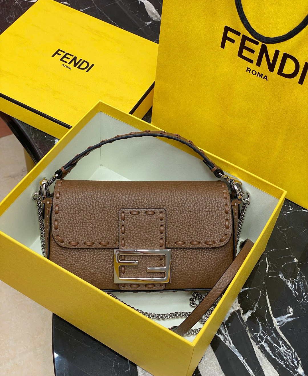 FENDI 펜디 Iconic 바게트 브라운 스티치 송아지가죽 숄더백 7