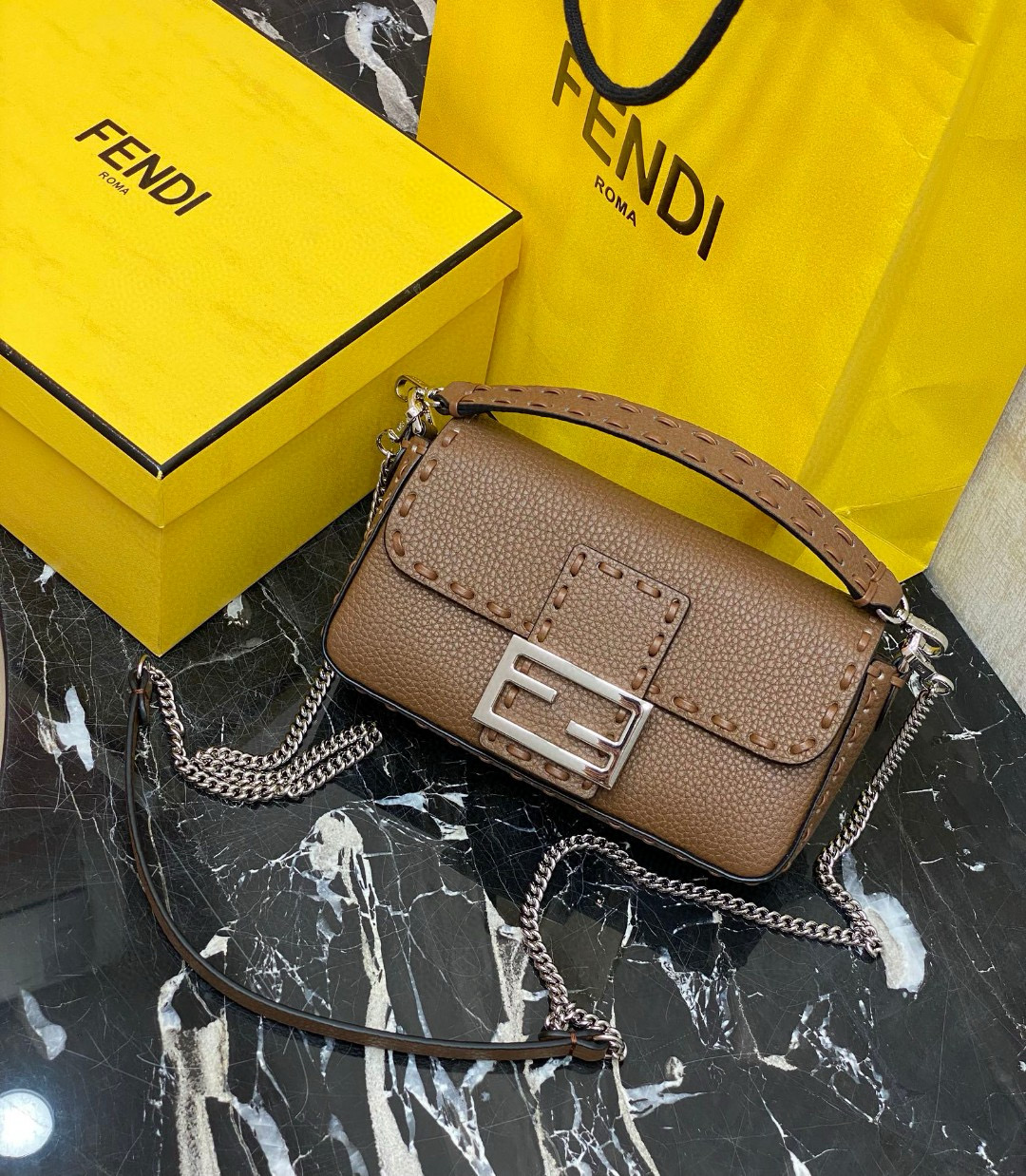 FENDI 펜디 Iconic 바게트 브라운 스티치 송아지가죽 숄더백 8