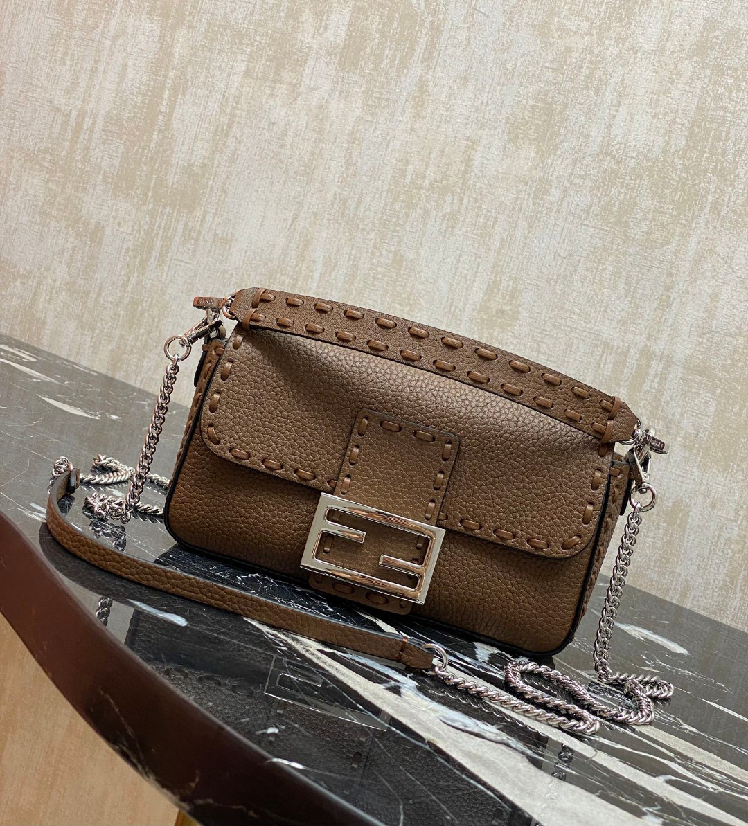FENDI 펜디 Iconic 바게트 브라운 스티치 송아지가죽 숄더백 9