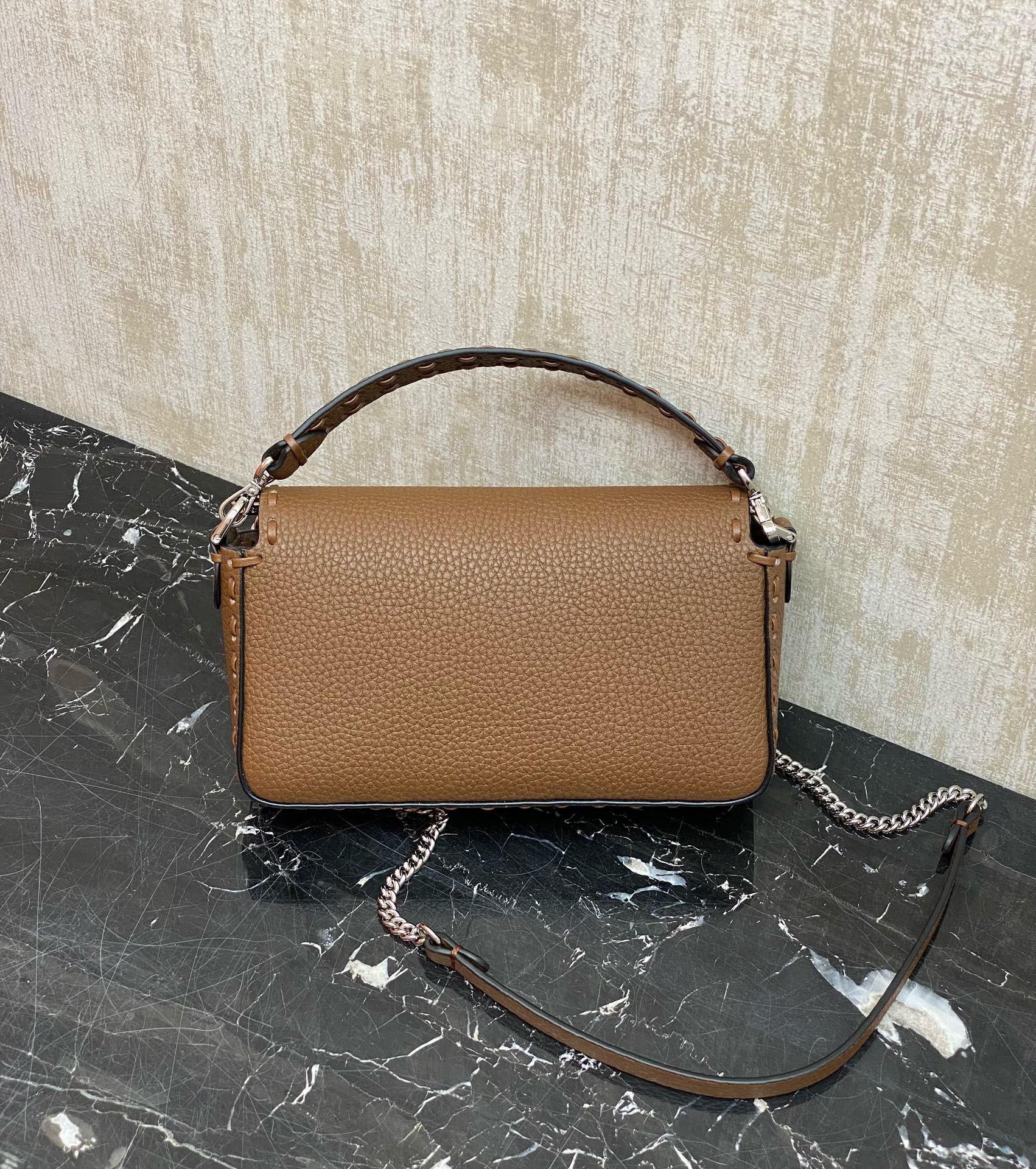 FENDI 펜디 Iconic 바게트 브라운 스티치 송아지가죽 숄더백 11