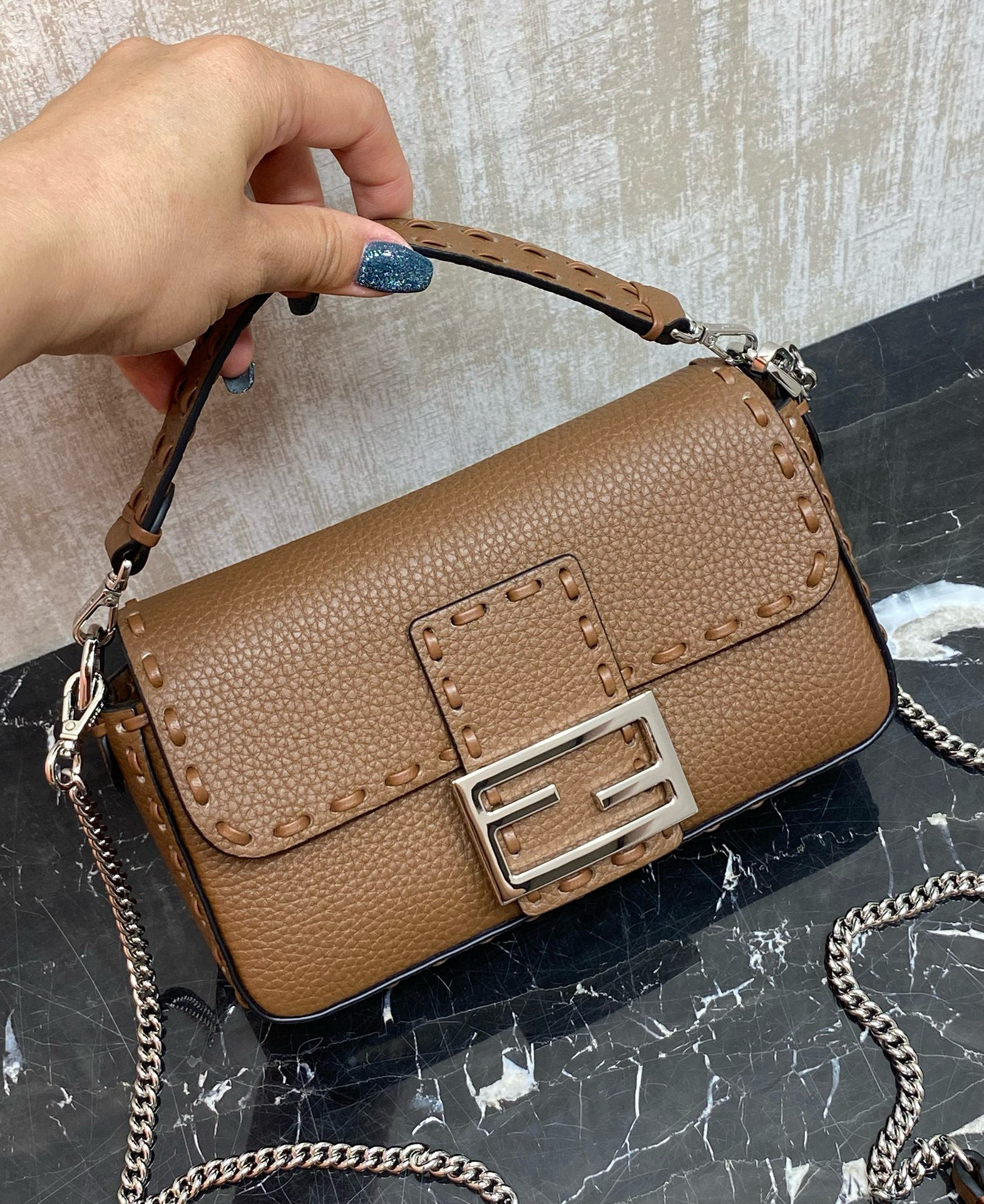 FENDI 펜디 Iconic 바게트 브라운 스티치 송아지가죽 숄더백 12