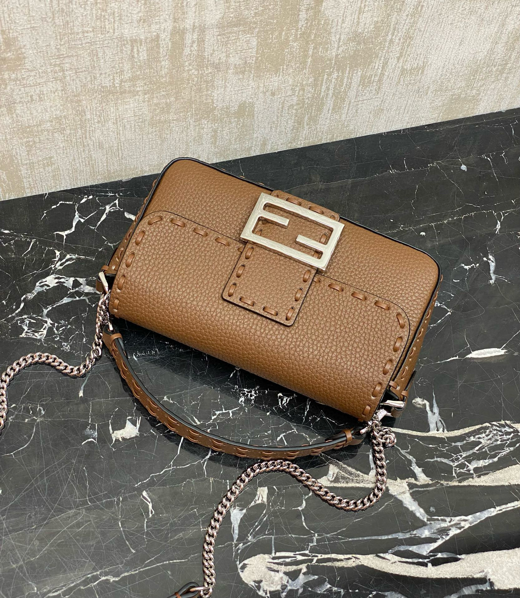 FENDI 펜디 Iconic 바게트 브라운 스티치 송아지가죽 숄더백 13