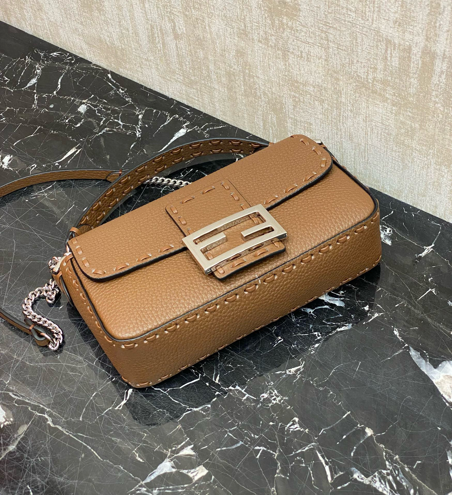 FENDI 펜디 Iconic 바게트 브라운 스티치 송아지가죽 숄더백 14
