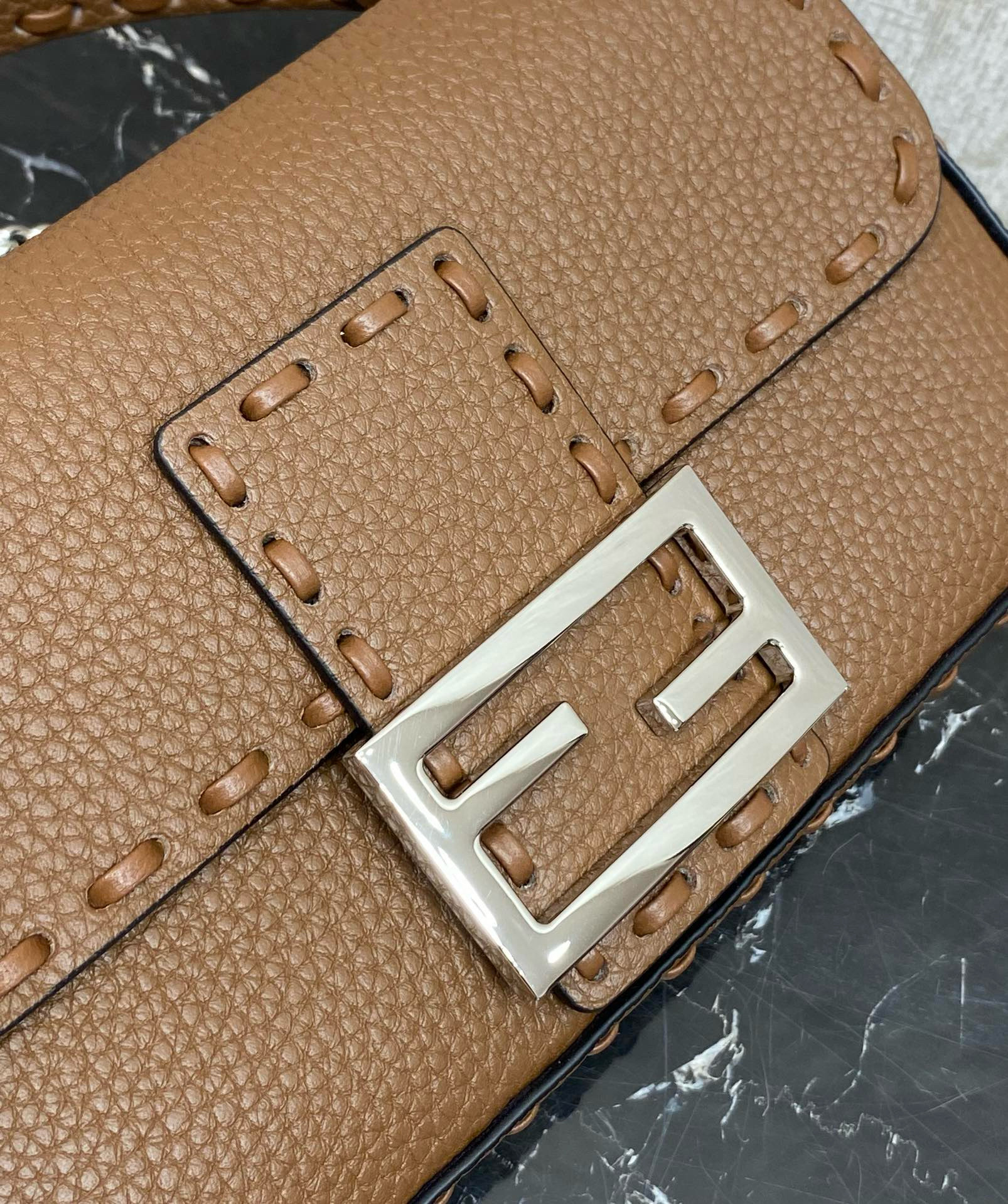 FENDI 펜디 Iconic 바게트 브라운 스티치 송아지가죽 숄더백 15