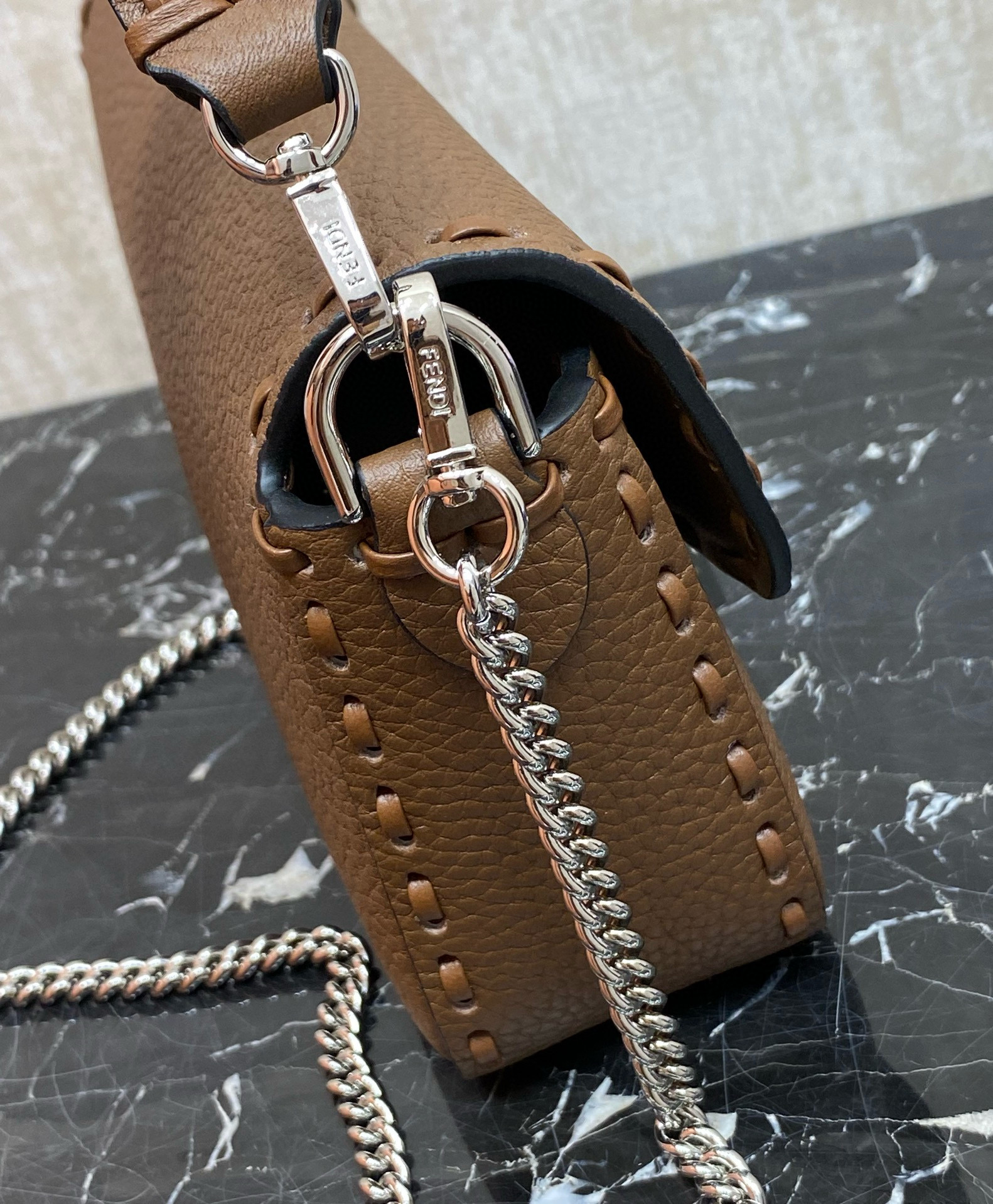 FENDI 펜디 Iconic 바게트 브라운 스티치 송아지가죽 숄더백 16