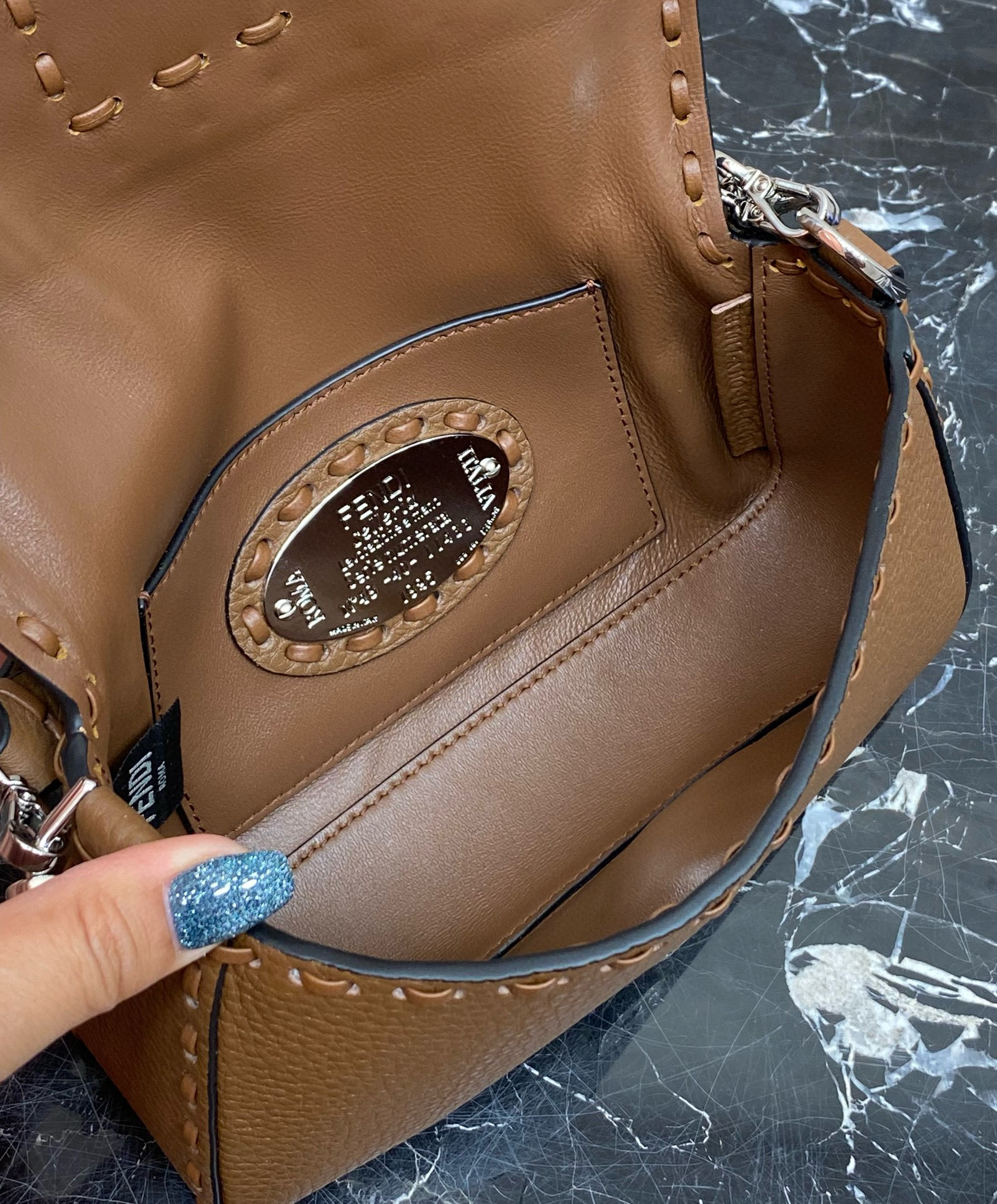 FENDI 펜디 Iconic 바게트 브라운 스티치 송아지가죽 숄더백 17