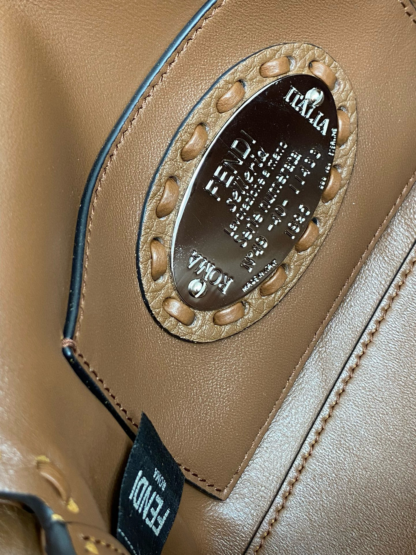 FENDI 펜디 Iconic 바게트 브라운 스티치 송아지가죽 숄더백 18