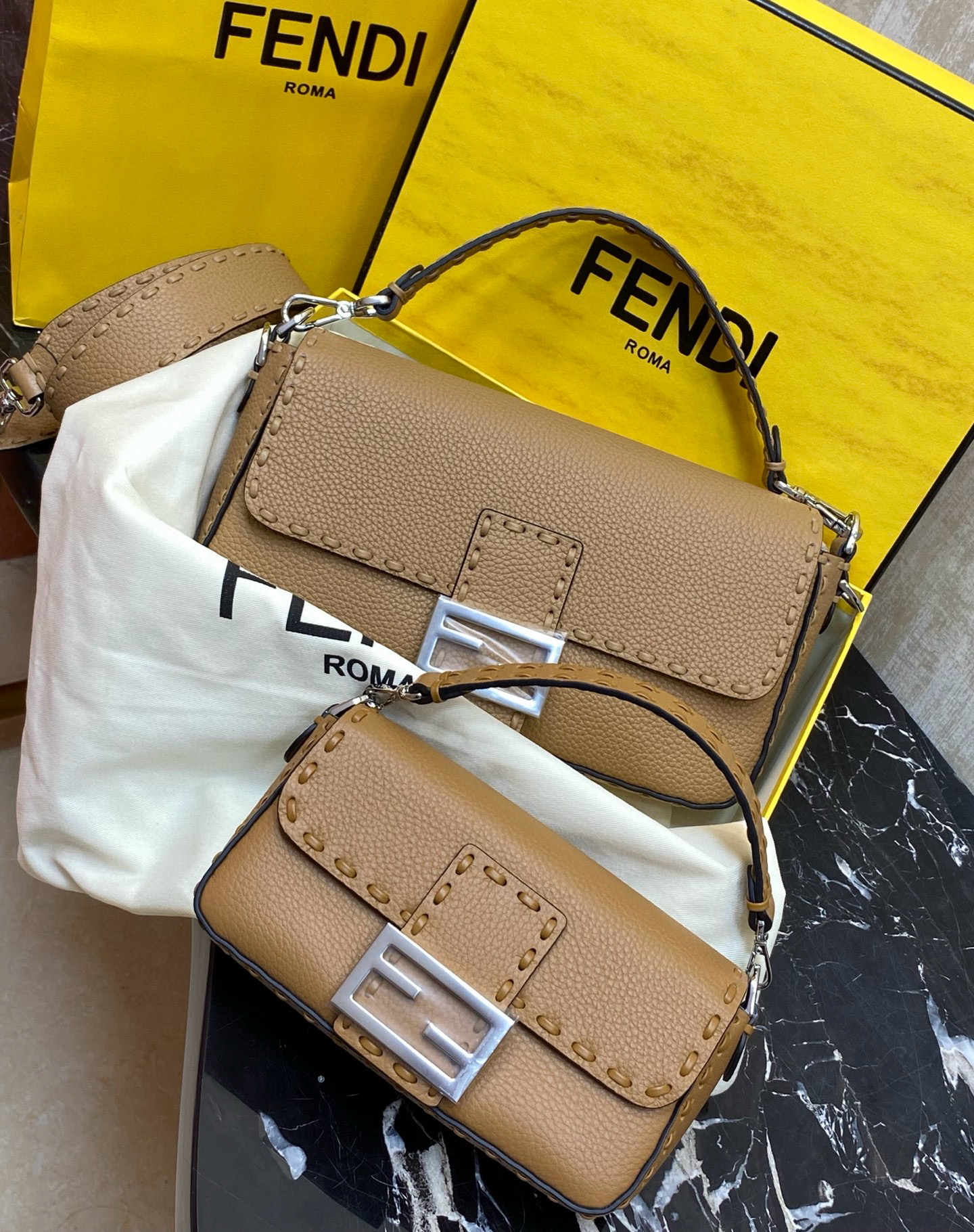 FENDI 펜디 Iconic 바게트 아이코닉 바게트 스티치 송아지가죽 숄더백 1