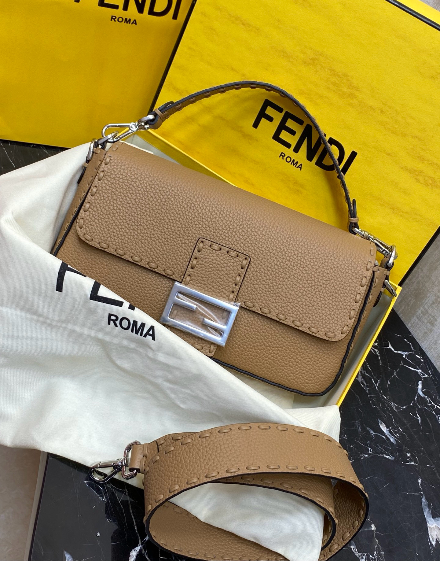 FENDI 펜디 Iconic 바게트 아이코닉 바게트 스티치 송아지가죽 숄더백 3