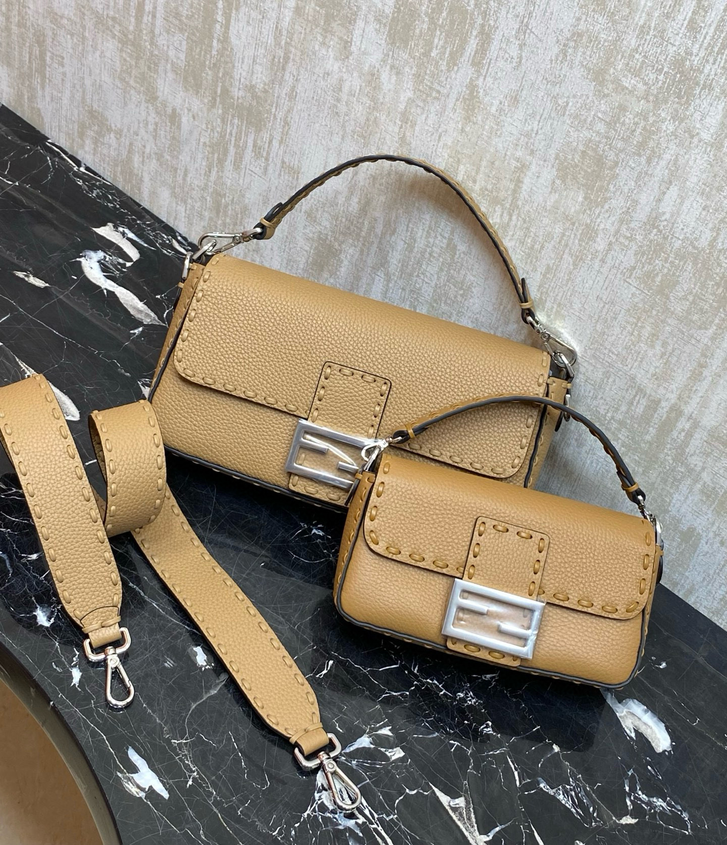 FENDI 펜디 Iconic 바게트 아이코닉 바게트 스티치 송아지가죽 숄더백 4