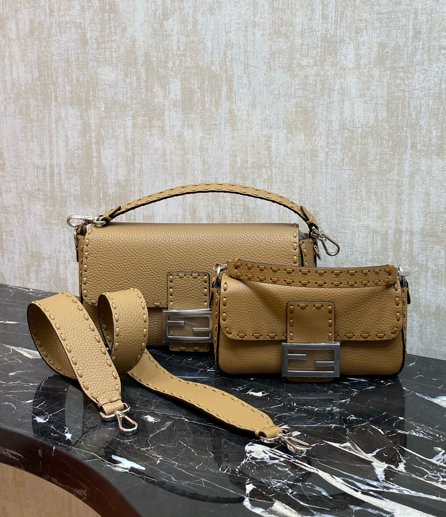 FENDI 펜디 Iconic 바게트 아이코닉 바게트 스티치 송아지가죽 숄더백 5