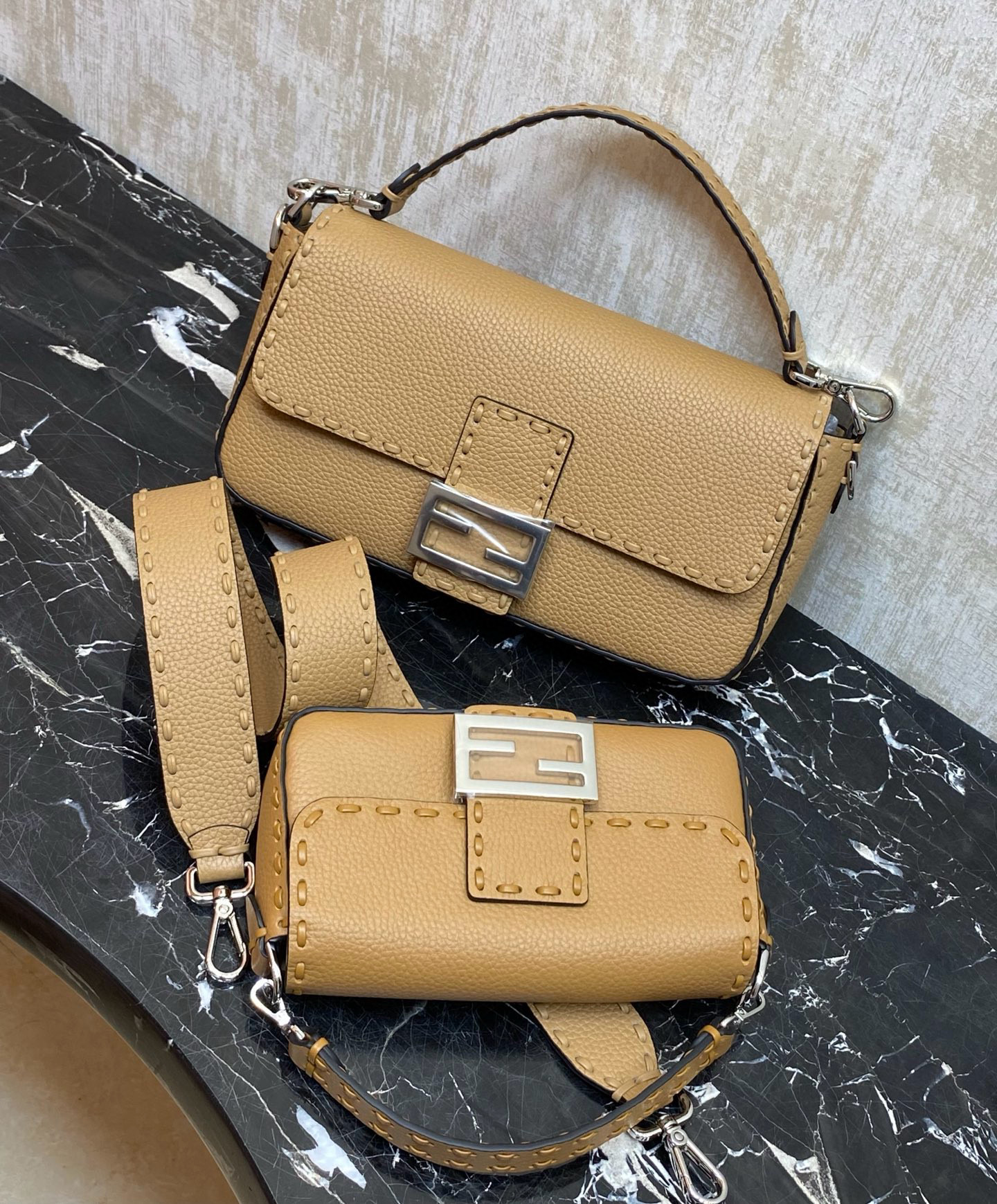 FENDI 펜디 Iconic 바게트 아이코닉 바게트 스티치 송아지가죽 숄더백 6