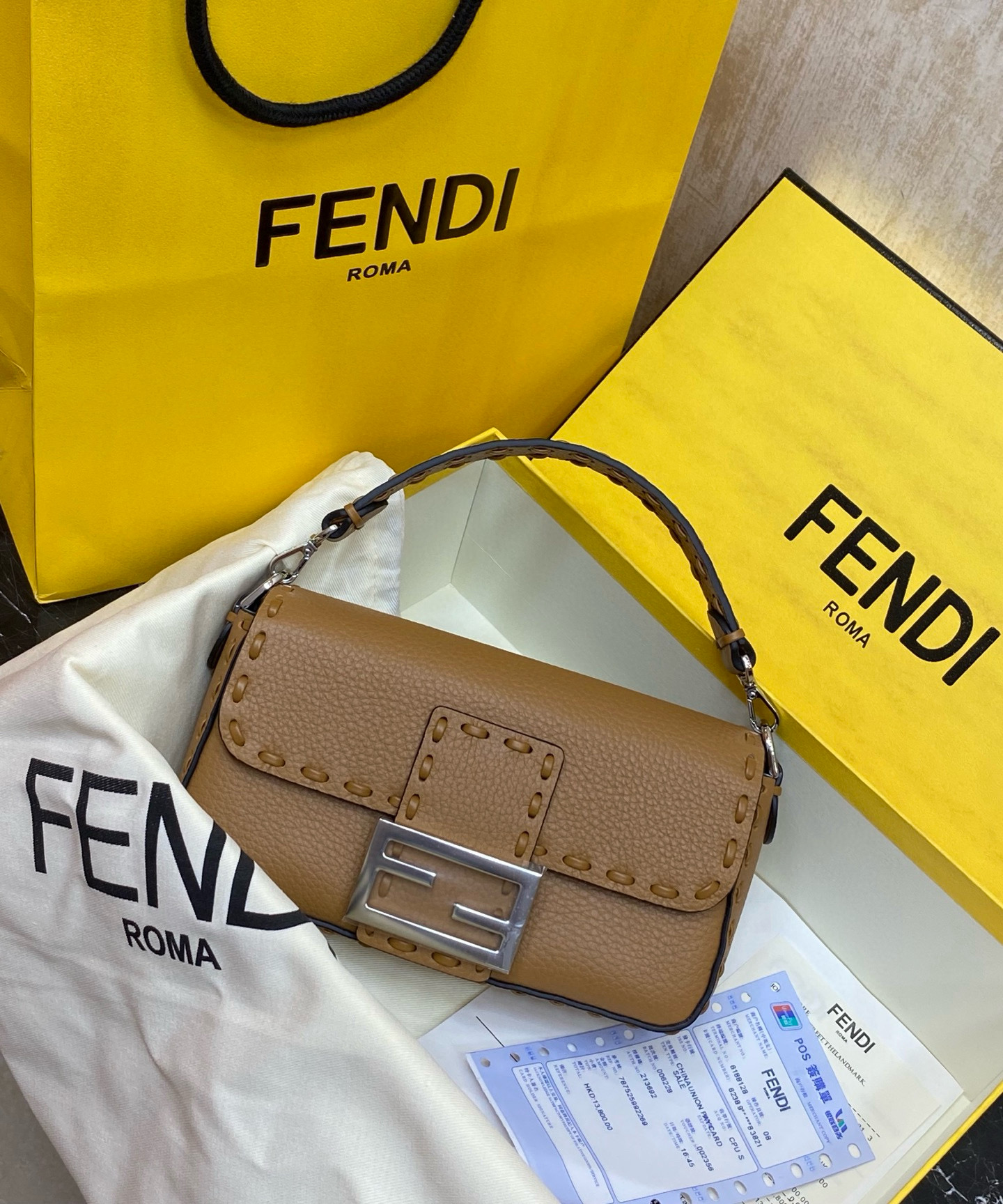 FENDI 펜디 Iconic 바게트 아이코닉 바게트 스티치 송아지가죽 숄더백 7