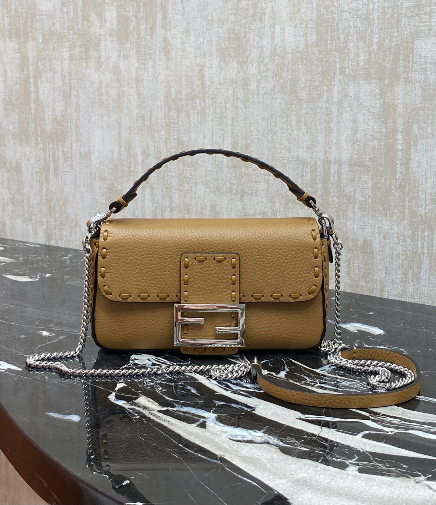 FENDI 펜디 Iconic 바게트 아이코닉 바게트 스티치 송아지가죽 숄더백 8