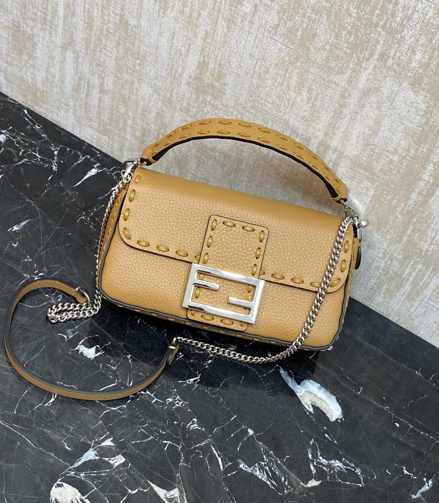 FENDI 펜디 Iconic 바게트 아이코닉 바게트 스티치 송아지가죽 숄더백 9