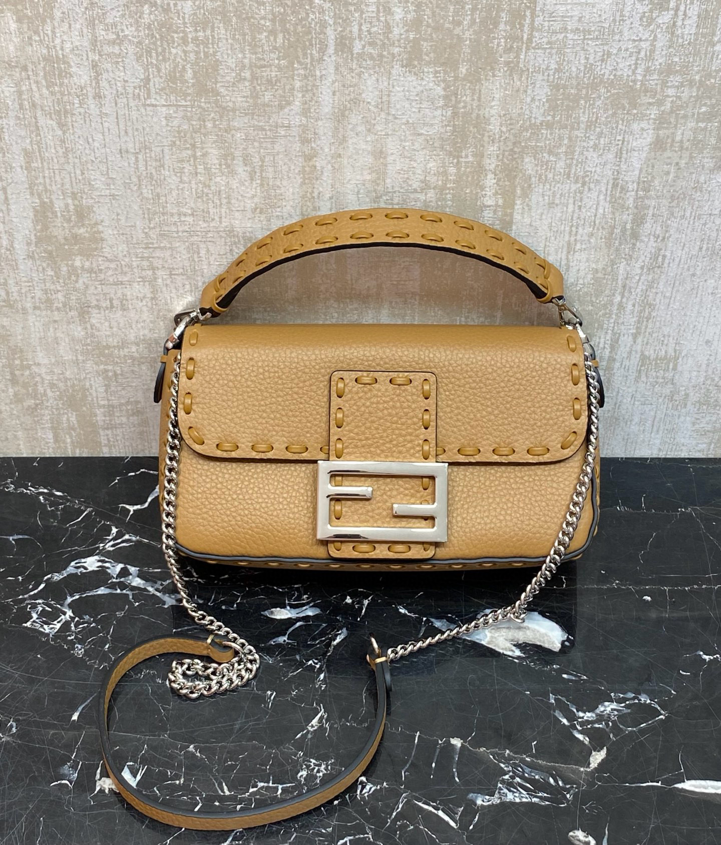 FENDI 펜디 Iconic 바게트 아이코닉 바게트 스티치 송아지가죽 숄더백 10