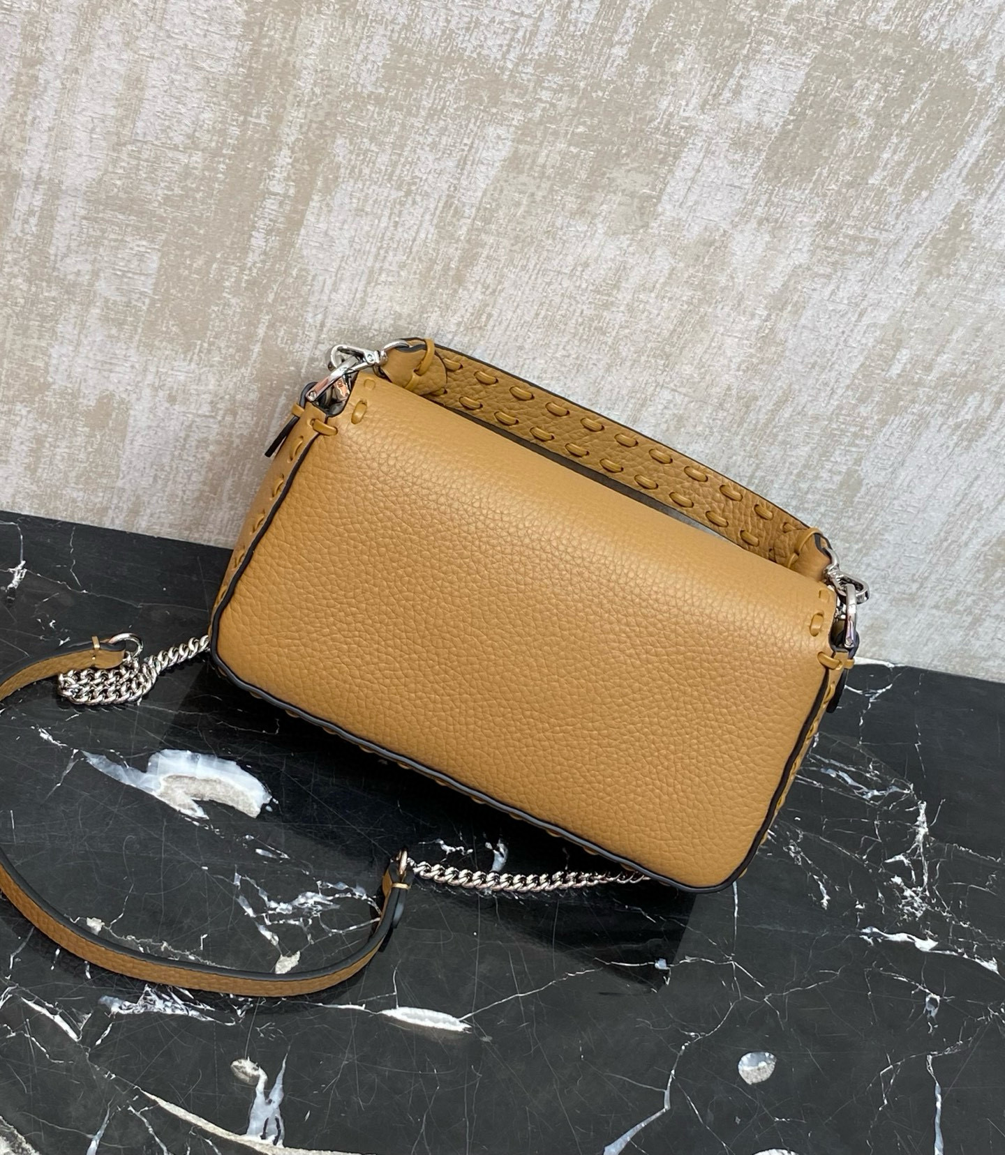 FENDI 펜디 Iconic 바게트 아이코닉 바게트 스티치 송아지가죽 숄더백 11