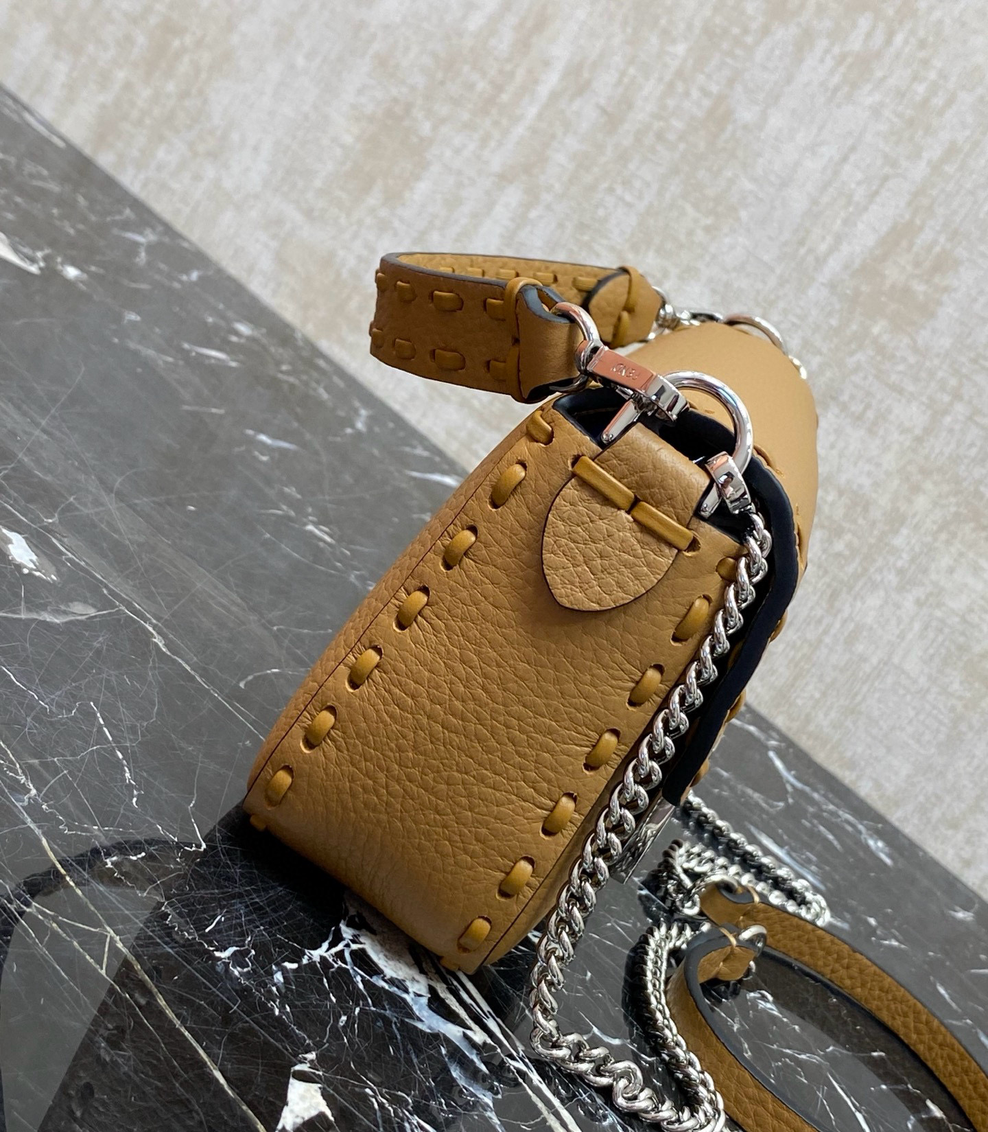 FENDI 펜디 Iconic 바게트 아이코닉 바게트 스티치 송아지가죽 숄더백 12