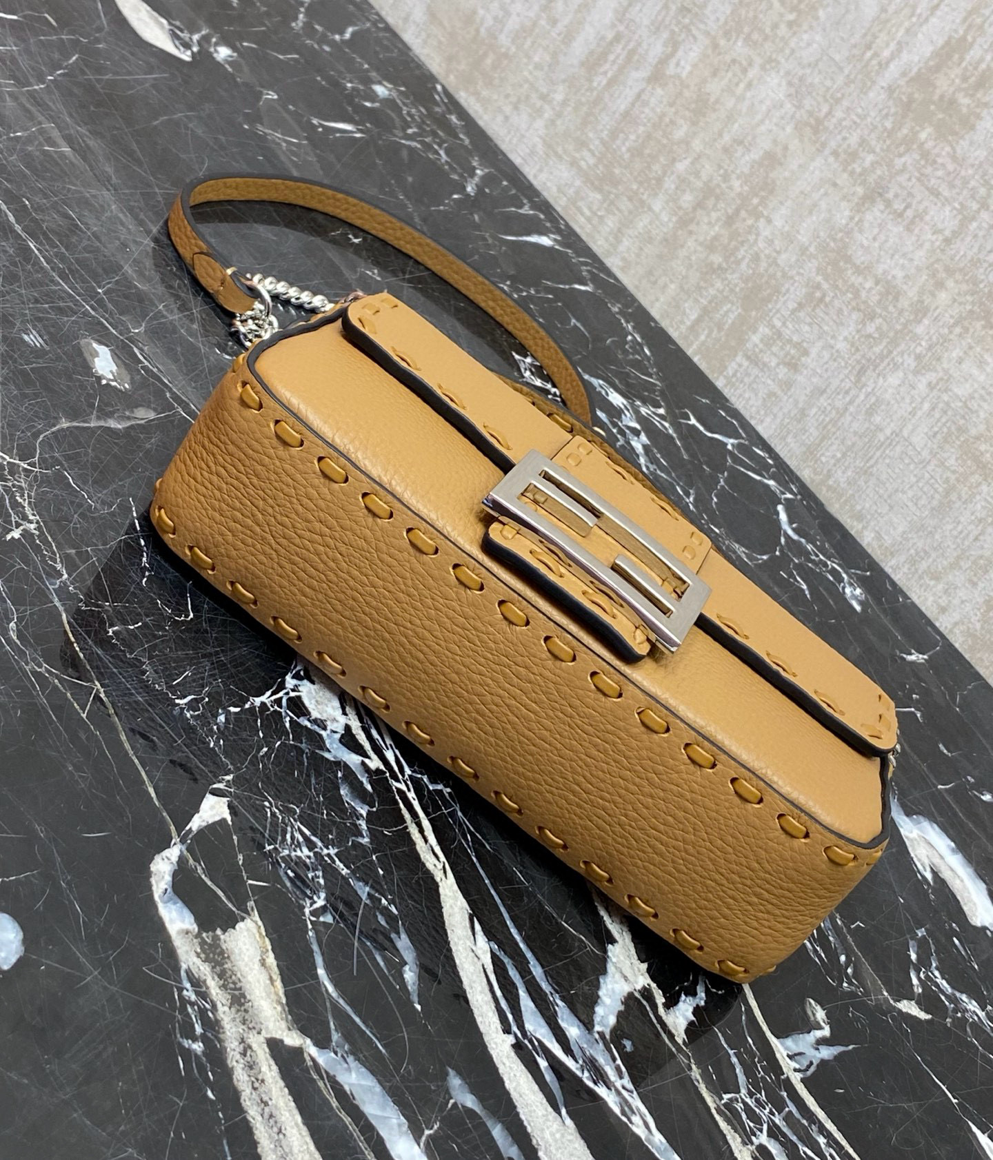 FENDI 펜디 Iconic 바게트 아이코닉 바게트 스티치 송아지가죽 숄더백 13