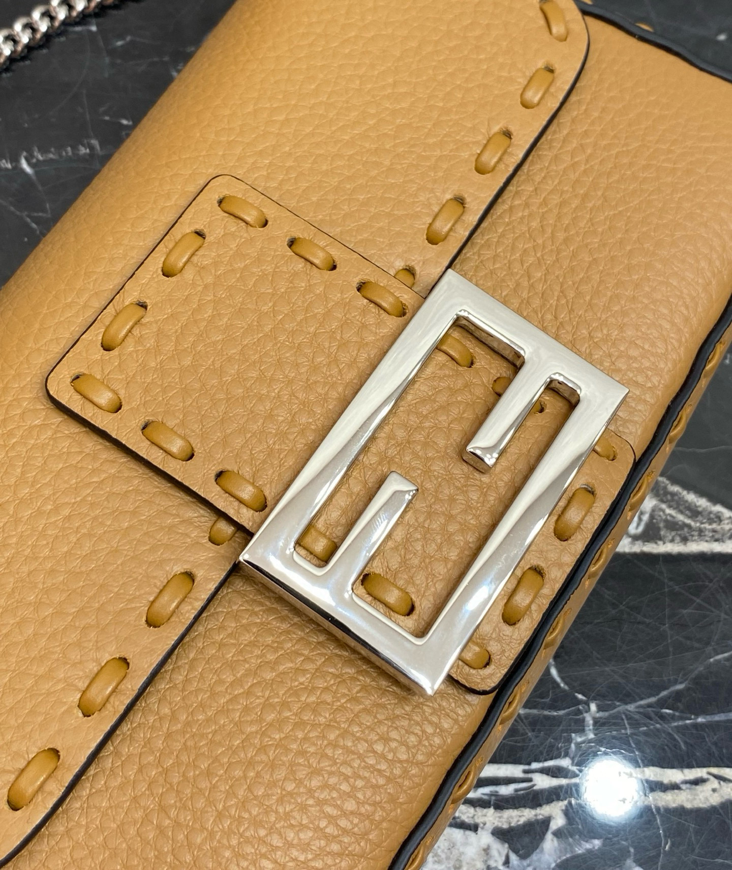 FENDI 펜디 Iconic 바게트 아이코닉 바게트 스티치 송아지가죽 숄더백 14